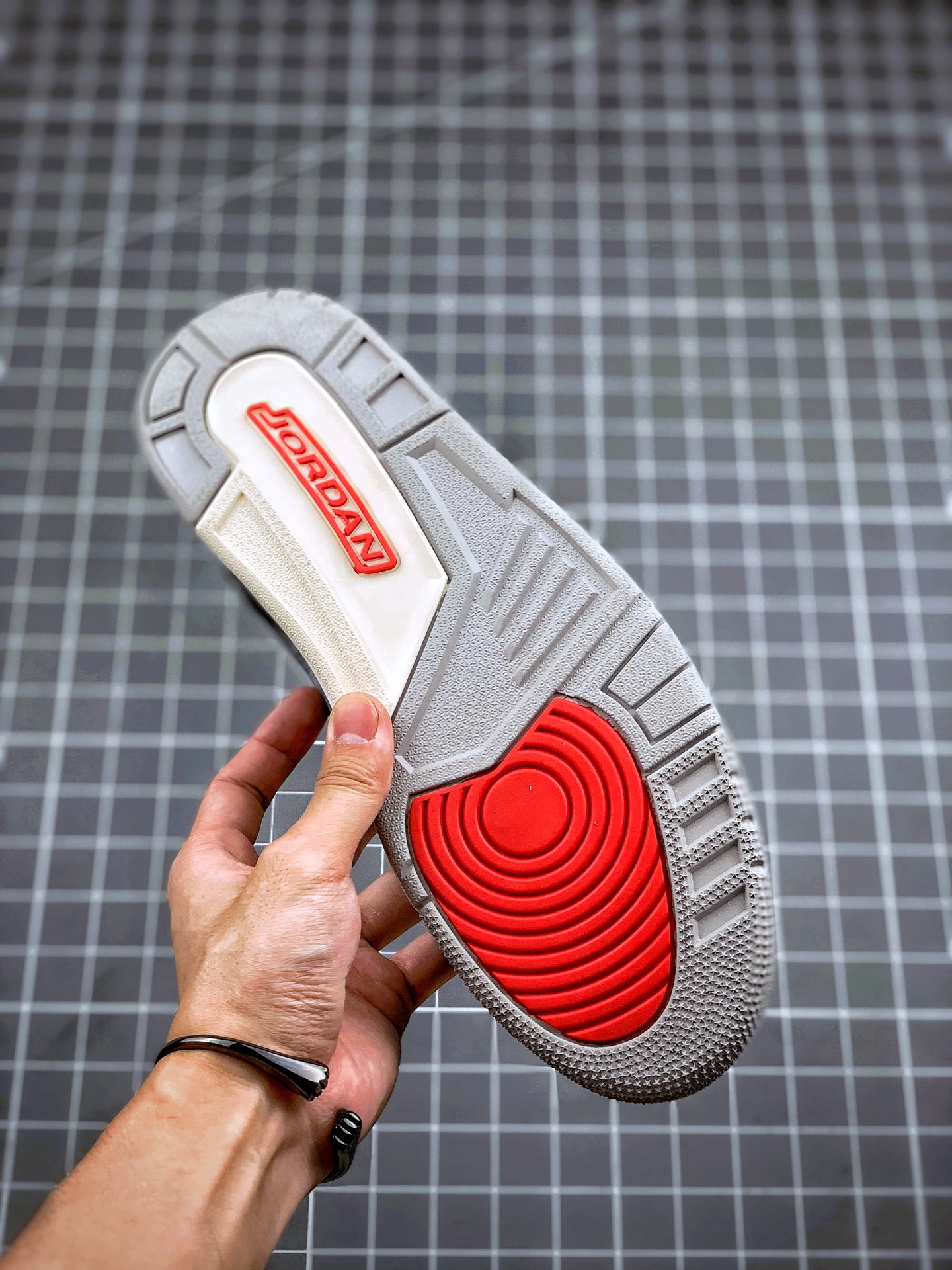 460 KAWS  Air Jordan 3  鞋款采用灰白的配色并将 KAWS 的形象融入到 Air Jordan 3