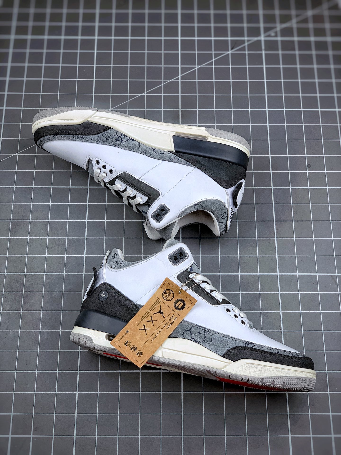 460 KAWS  Air Jordan 3  鞋款采用灰白的配色并将 KAWS 的形象融入到 Air Jordan 3