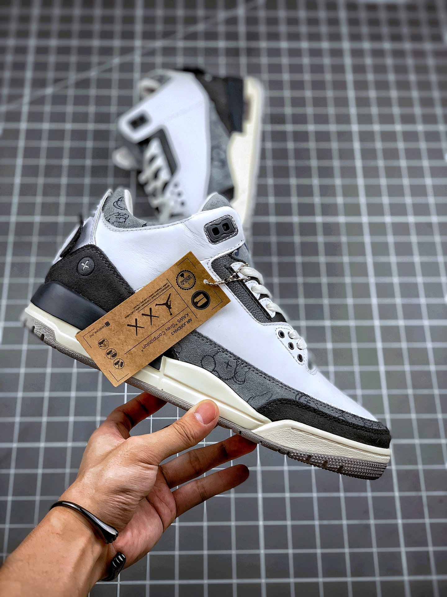 460 KAWS  Air Jordan 3  鞋款采用灰白的配色并将 KAWS 的形象融入到 Air Jordan 3