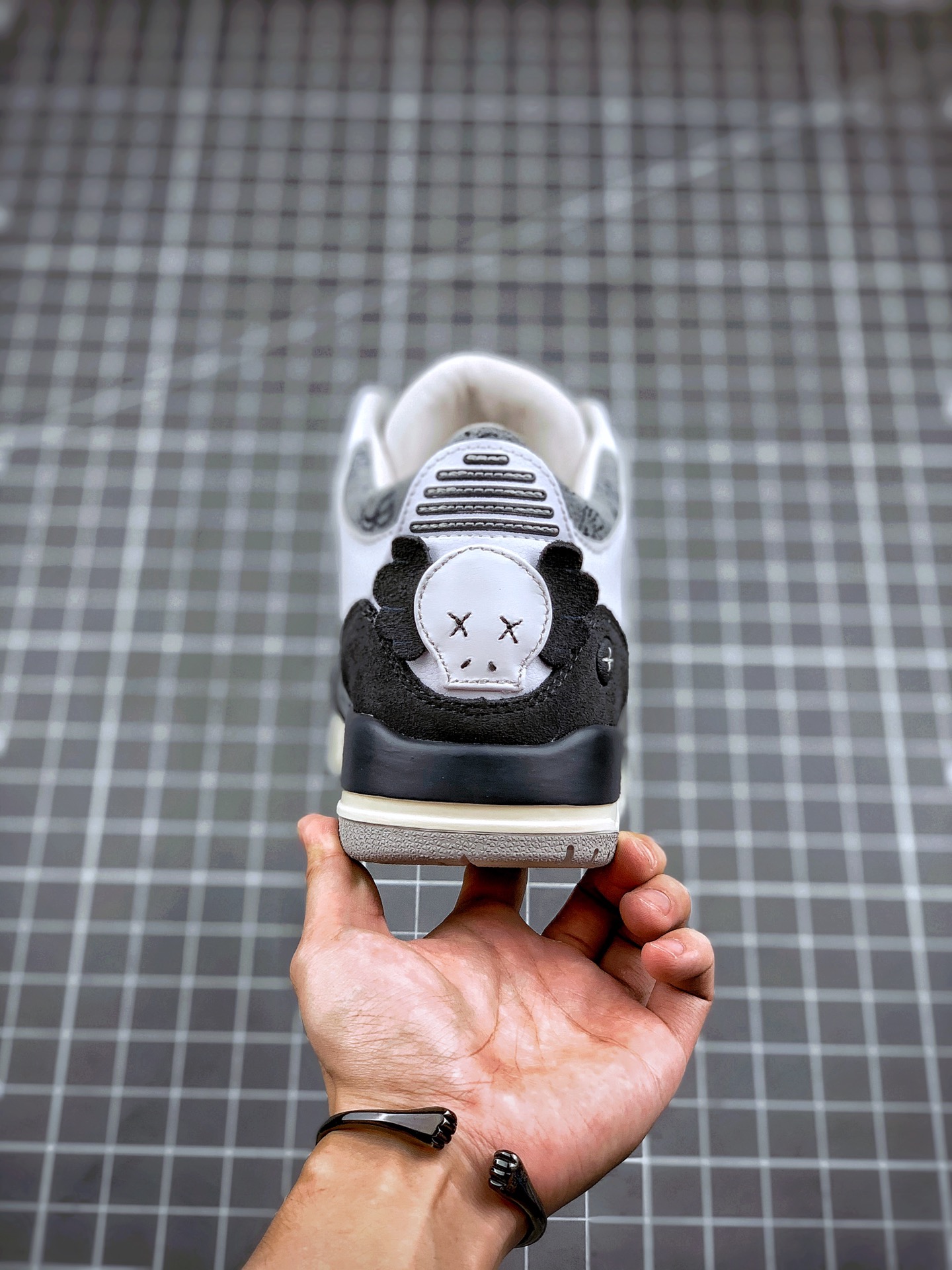 460 KAWS  Air Jordan 3  鞋款采用灰白的配色并将 KAWS 的形象融入到 Air Jordan 3