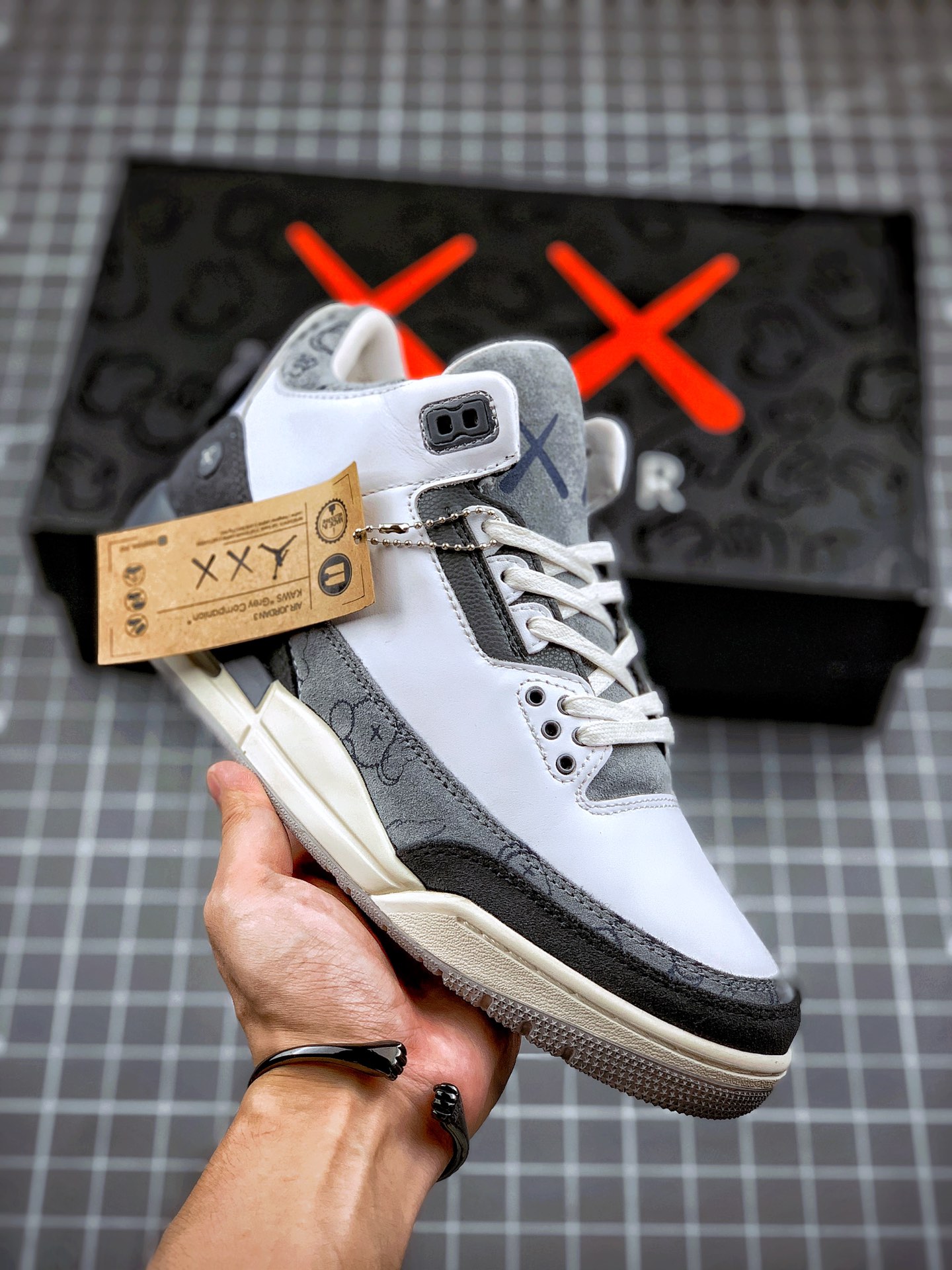 460 KAWS  Air Jordan 3  鞋款采用灰白的配色并将 KAWS 的形象融入到 Air Jordan 3