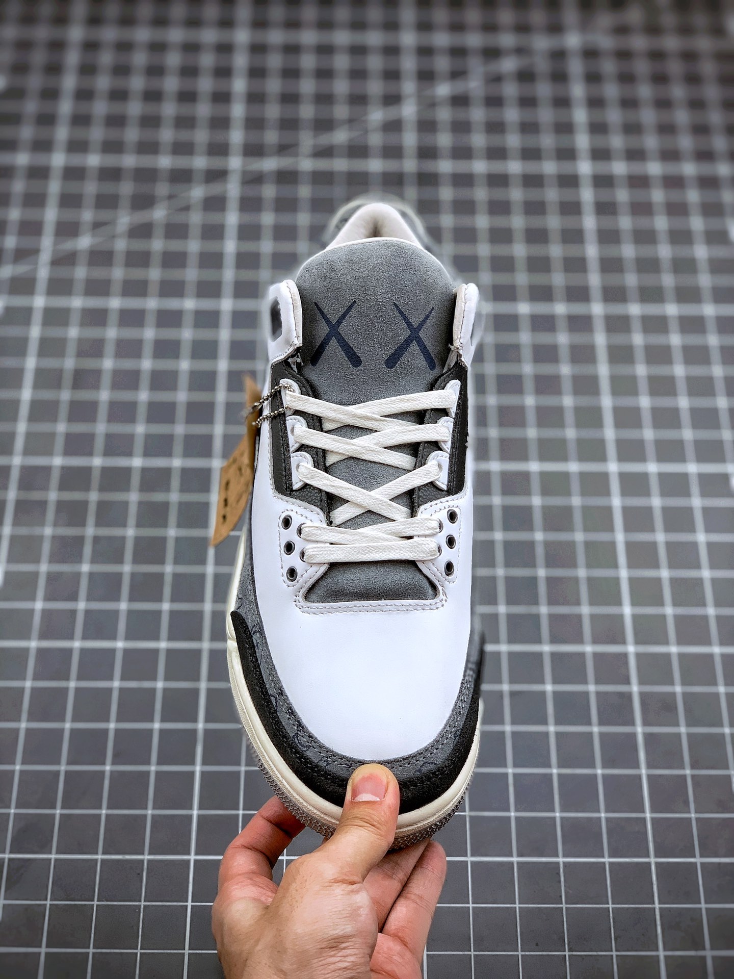 460 KAWS  Air Jordan 3  鞋款采用灰白的配色并将 KAWS 的形象融入到 Air Jordan 3