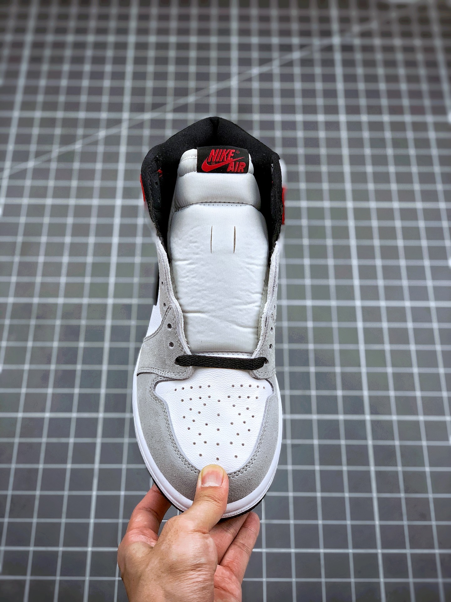 290 Air Jordan 1 Retro ”Light Smoke Grey” 烟灰配色 货号：555088-126