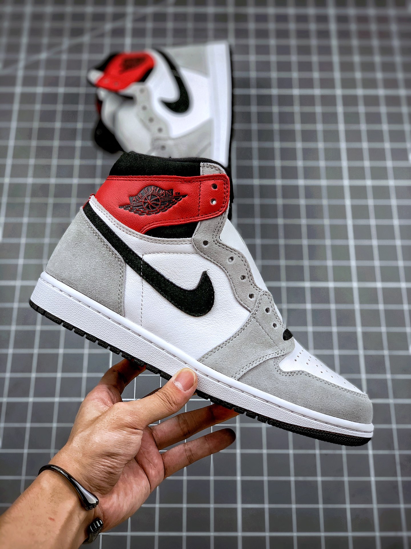 290 Air Jordan 1 Retro ”Light Smoke Grey” 烟灰配色 货号：555088-126