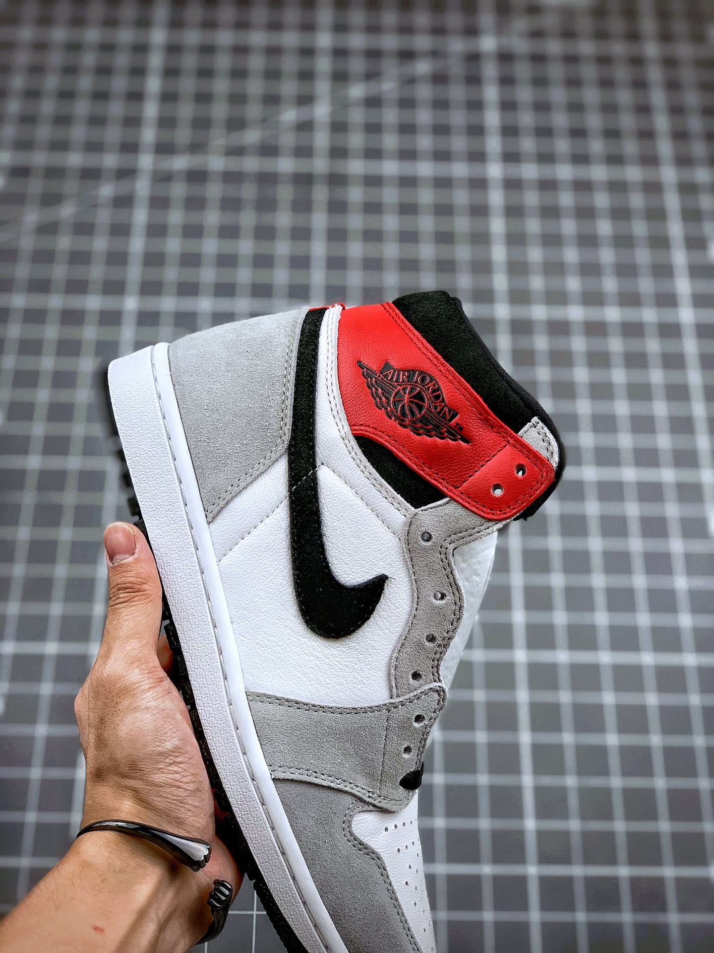 290 Air Jordan 1 Retro ”Light Smoke Grey” 烟灰配色 货号：555088-126