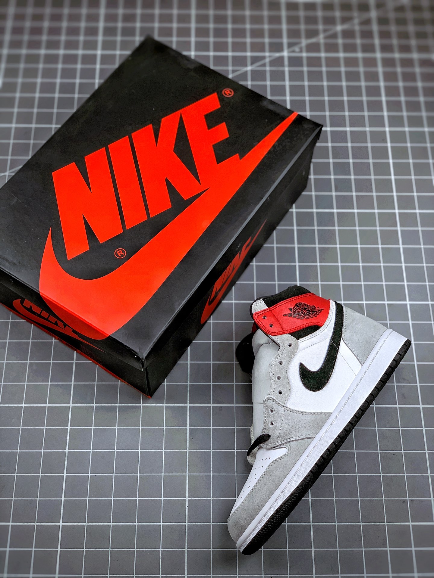 290 Air Jordan 1 Retro ”Light Smoke Grey” 烟灰配色 货号：555088-126