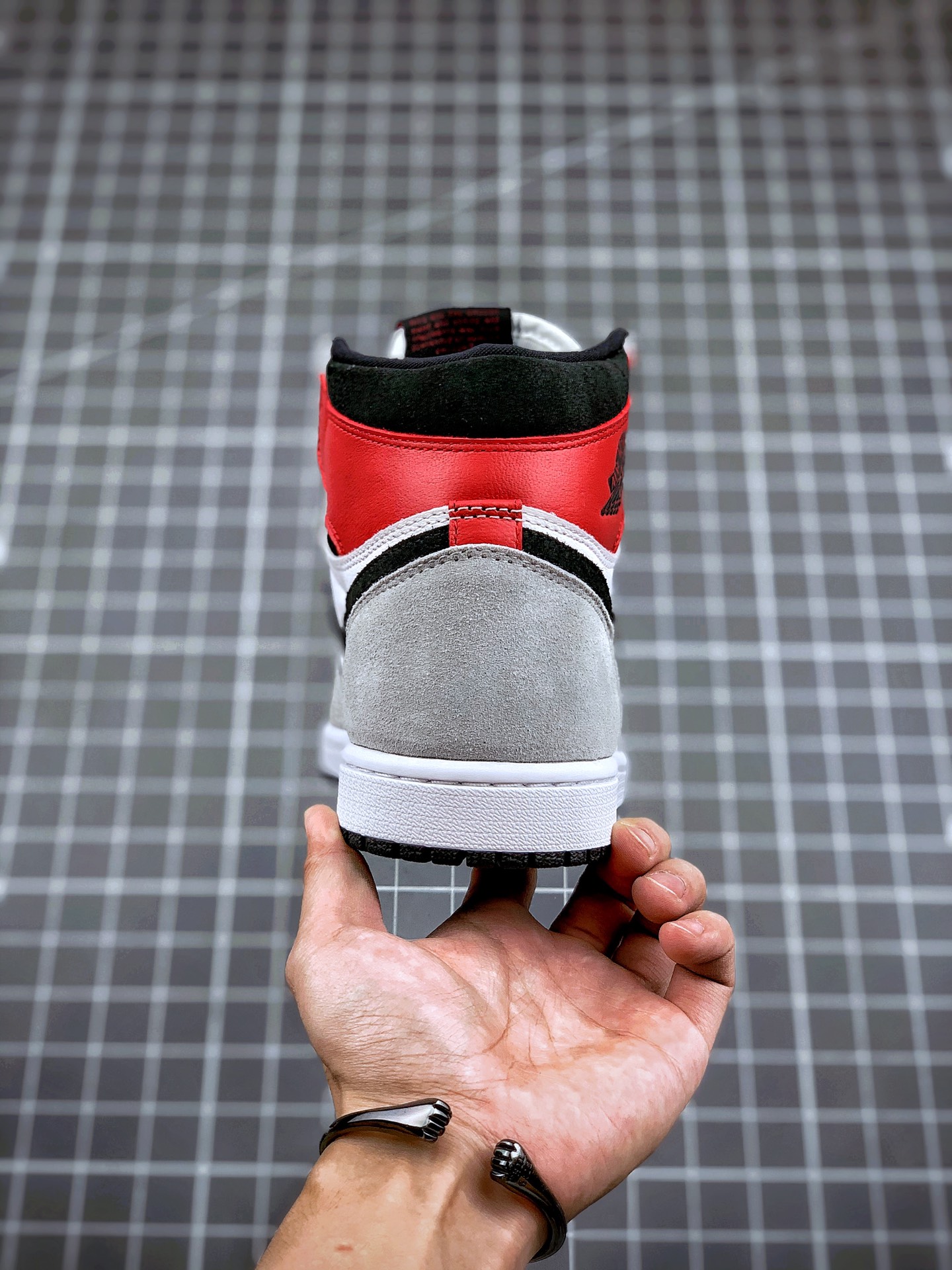 290 Air Jordan 1 Retro ”Light Smoke Grey” 烟灰配色 货号：555088-126