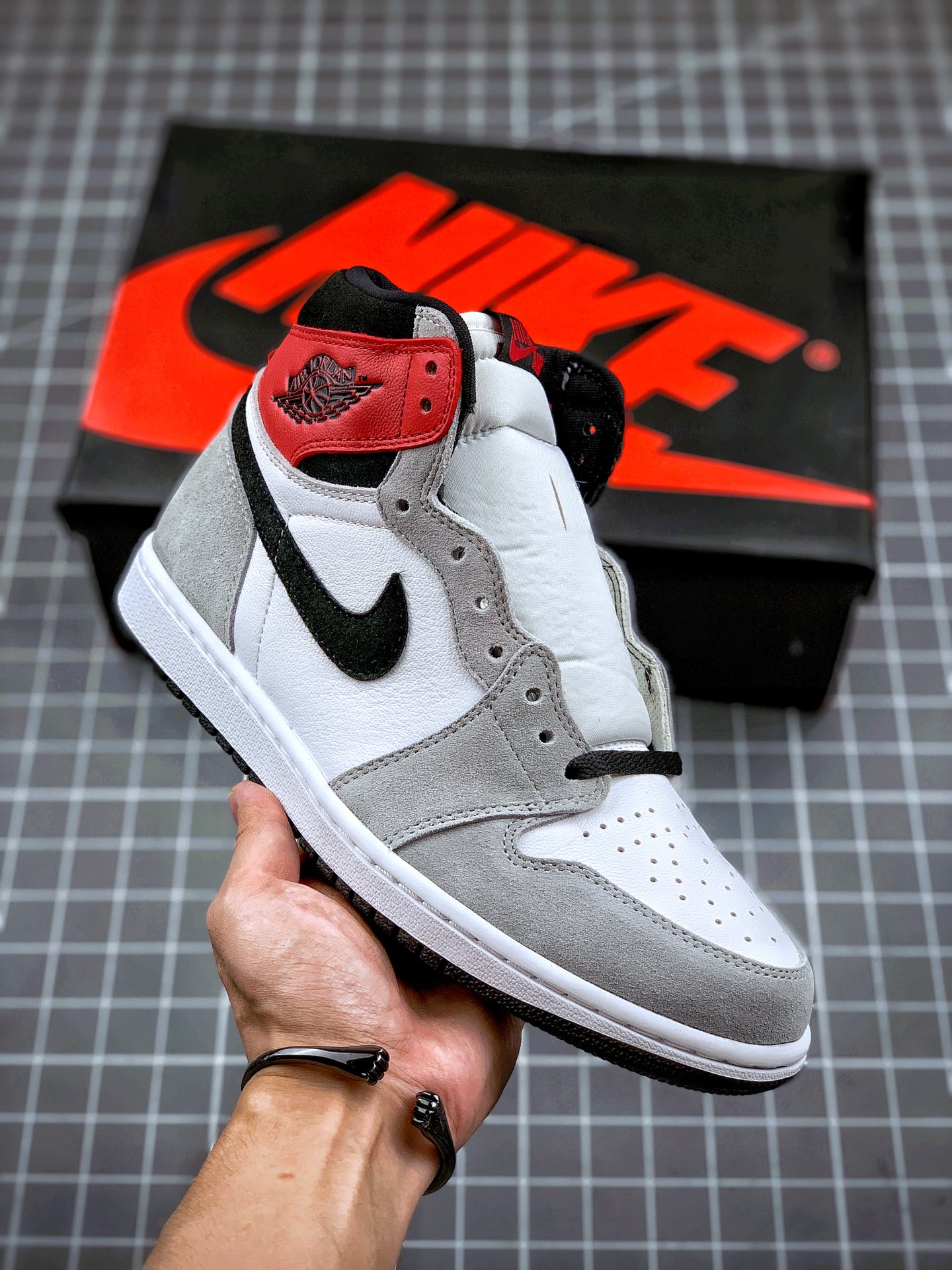 290 Air Jordan 1 Retro ”Light Smoke Grey” 烟灰配色 货号：555088-126