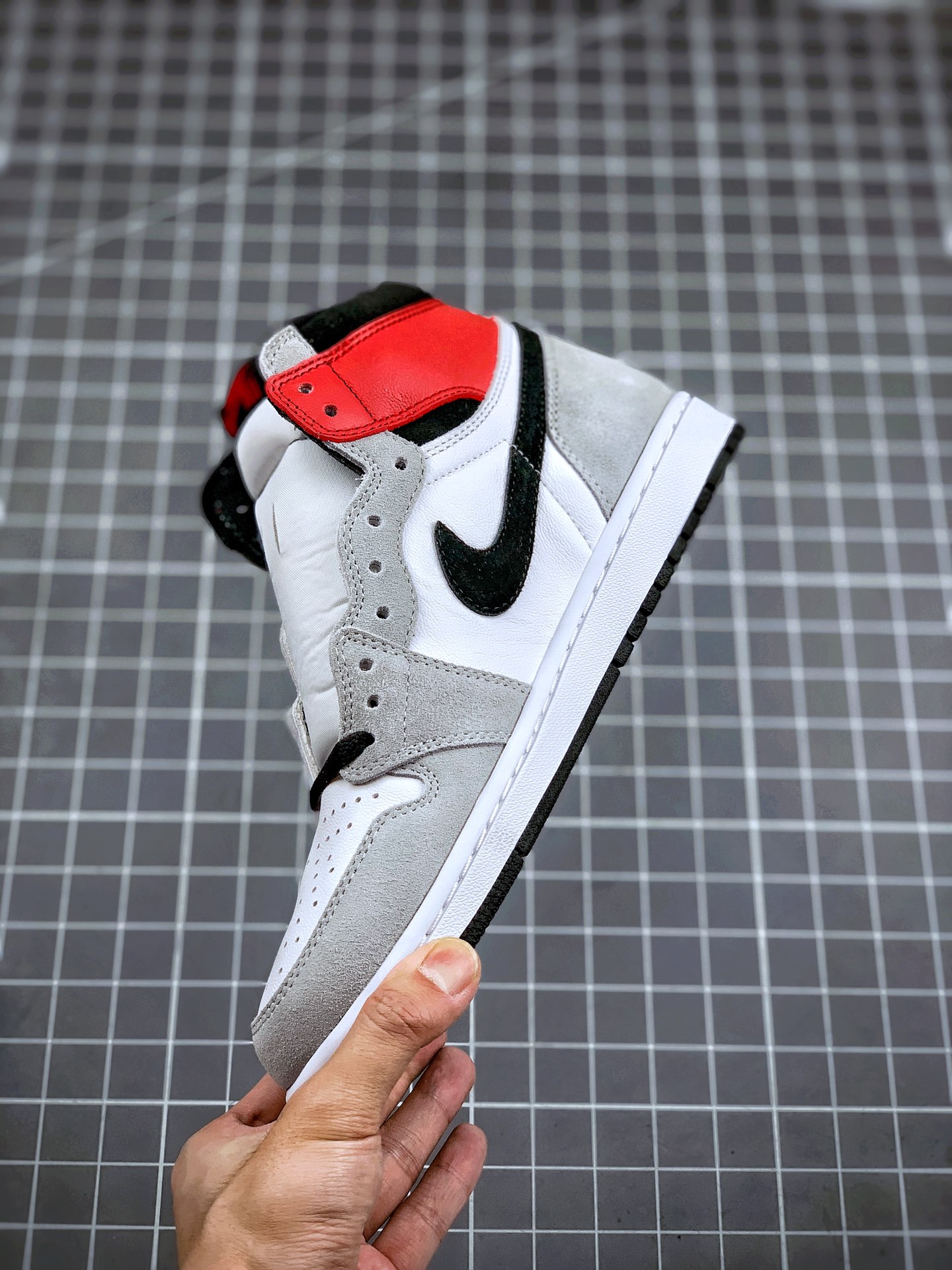 290 Air Jordan 1 Retro ”Light Smoke Grey” 烟灰配色 货号：555088-126