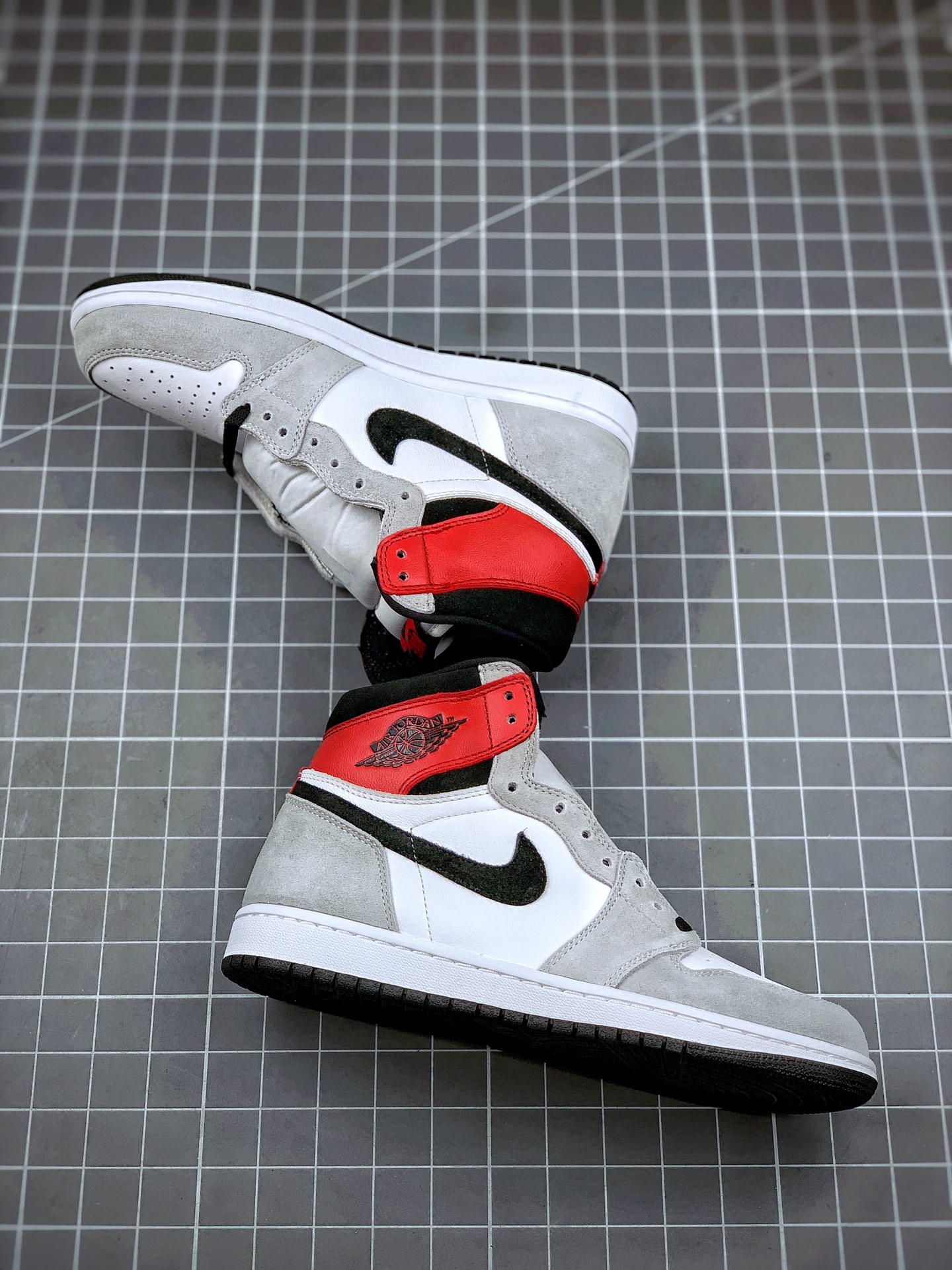 290 Air Jordan 1 Retro ”Light Smoke Grey” 烟灰配色 货号：555088-126