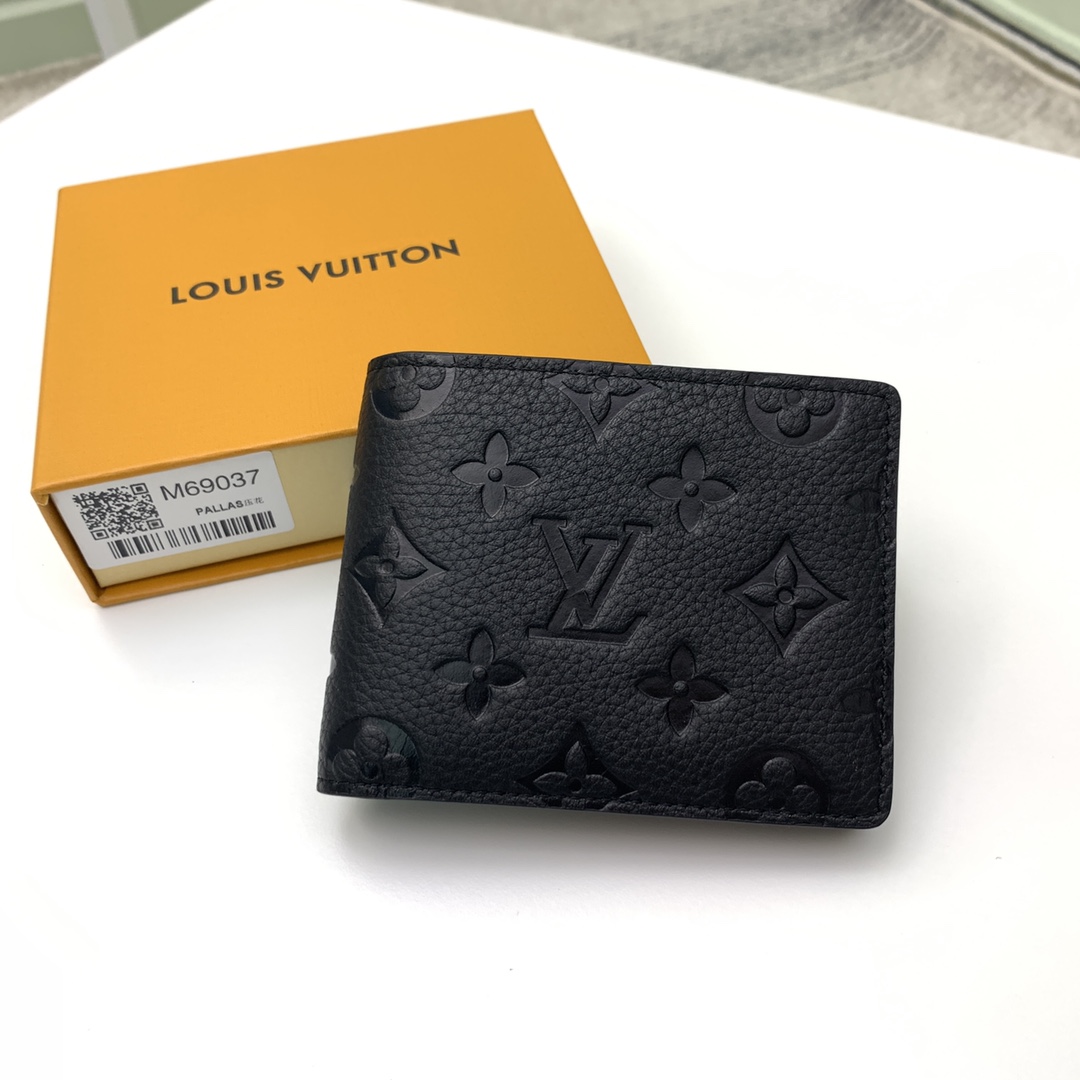 NO:672135,[Top Original] M69075 Short Clip This pocket wallet is made of Taurillon leather embossed with the classic Monogram pattern. It is small in size but has ample capacity, making it easy to store banknotes, credit cards and receipts. It is lightweight and durable and can be easily put into a jacket or pants pocket. Size: 9.0 x 12.0 x 1.0 cm., LV wallet, louis vuitton, wallets19860909【顶级原单】M69075短夹本款口袋钱夹为 Taurillon 皮革压印经典 Monogram 图案.尺寸小巧却容量充裕,便于收纳纸币、信用卡与收据,轻便耐用,可轻易放入上衣或裤装口袋.尺寸: 9.0 x 12.0 x 1.0 cm .,LV钱包,louis vuitton,wallets,欧美剧
