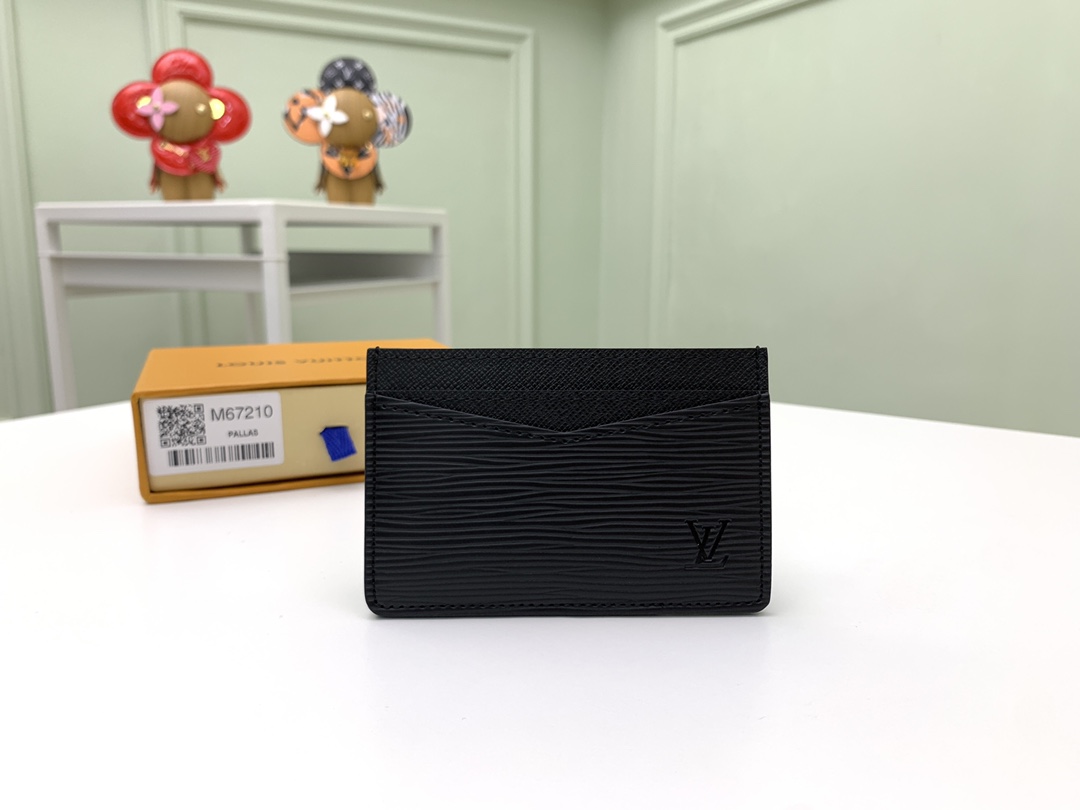 NO:671942,[Top Original Order] M67210 water ripple 'New Porto Cult' using very flexible, Masquiline leather, is perfect for carrying cards elegantly. Jackets and briefs are also easy to put in the pocket. Size: 11.0 x 7.0 x 0.6 cm., LV wallet, louis vuitton, wallets, jackets & coats19860909【顶级原单】M67210水波纹使用非常柔韧、马斯奎林的艾皮皮革的“新波尔图邪教”非常适合优雅地随身携带卡片.夹克和内裤放在口袋里也很简单.尺寸: 11.0 x 7.0 x 0.6 cm .,LV钱包,louis vuitton,wallets,jackets & coats,欧美剧