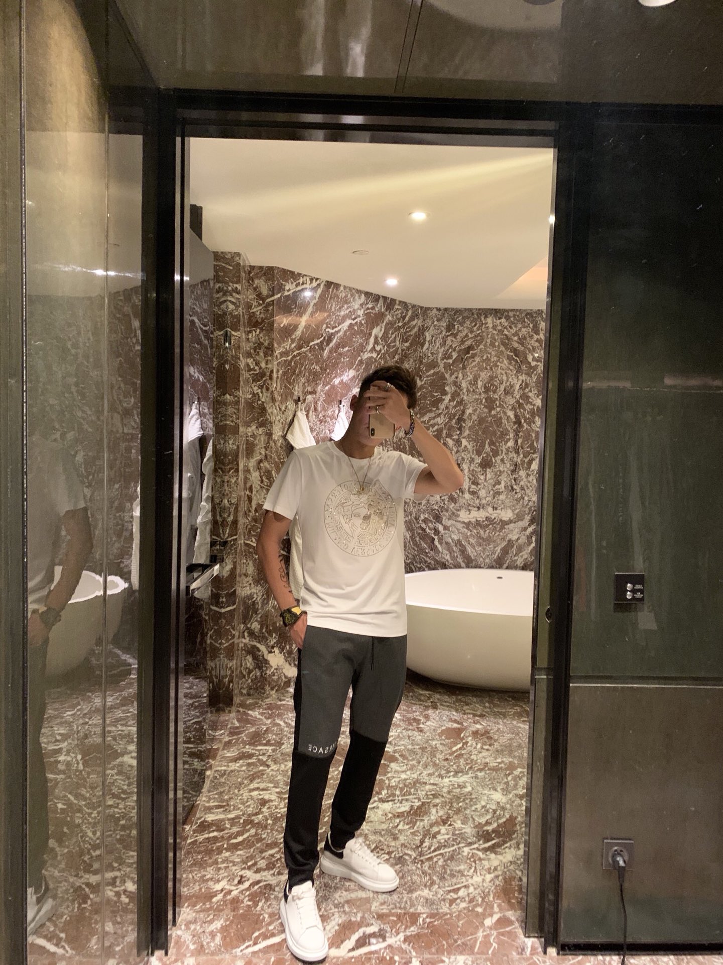 NO:423680,Vers*ce is a new Medusa avatar short-sleeved T-shirt for men and women. This one uses Austrian rhinestones. It has an authentic imported Austrian diamond with an extremely high refractive index. The refractive luminosity is profound. Because of its strong hardness, the luster remains lasting. It is the best among rhinestones. Its shiny and color are simply perfect. Its innate unique texture and charm can be shocked even if you are not a professional. Combined with the super metallic octagonal iron design, it makes it more exquisite and luxurious. Special machine iron diamonds cannot get rid of diamonds. This model is unique and distinctive, exudes a modern and trendy personality charm, and vividly shows the unique and distinctive Vers*ce trendy style!  !  !  Size M-4XL Black White;, versace,T-shirt,tees,t-shirt,alexander wang19860909Vers*ce男女同款新款美杜莎头像短袖T恤,这款采用的是奥地利水钻,渠道正品进口奥钻、折射率极高,折射出的光度有深邃感,因其硬度强,所以光泽保持持久,是水钻中的佼佼者,闪亮跟色泽简直无与伦比的完美、它与生俱来的独特质感魅力哪怕你不是专业人士也能被震慑到,结合金属感超强的八角片烫片设计更显精致奢华、特种机烫钻不掉钻,这款别具一格,鲜明出众散发着摩登新潮的个性魅力、淋漓展现独特鲜明的 Vers*ce 潮流风尚！！！尺码M-4XL 黑色 白色；,,versace,T-shirt,tees，t-shirt,alexander wang,Men's clothing