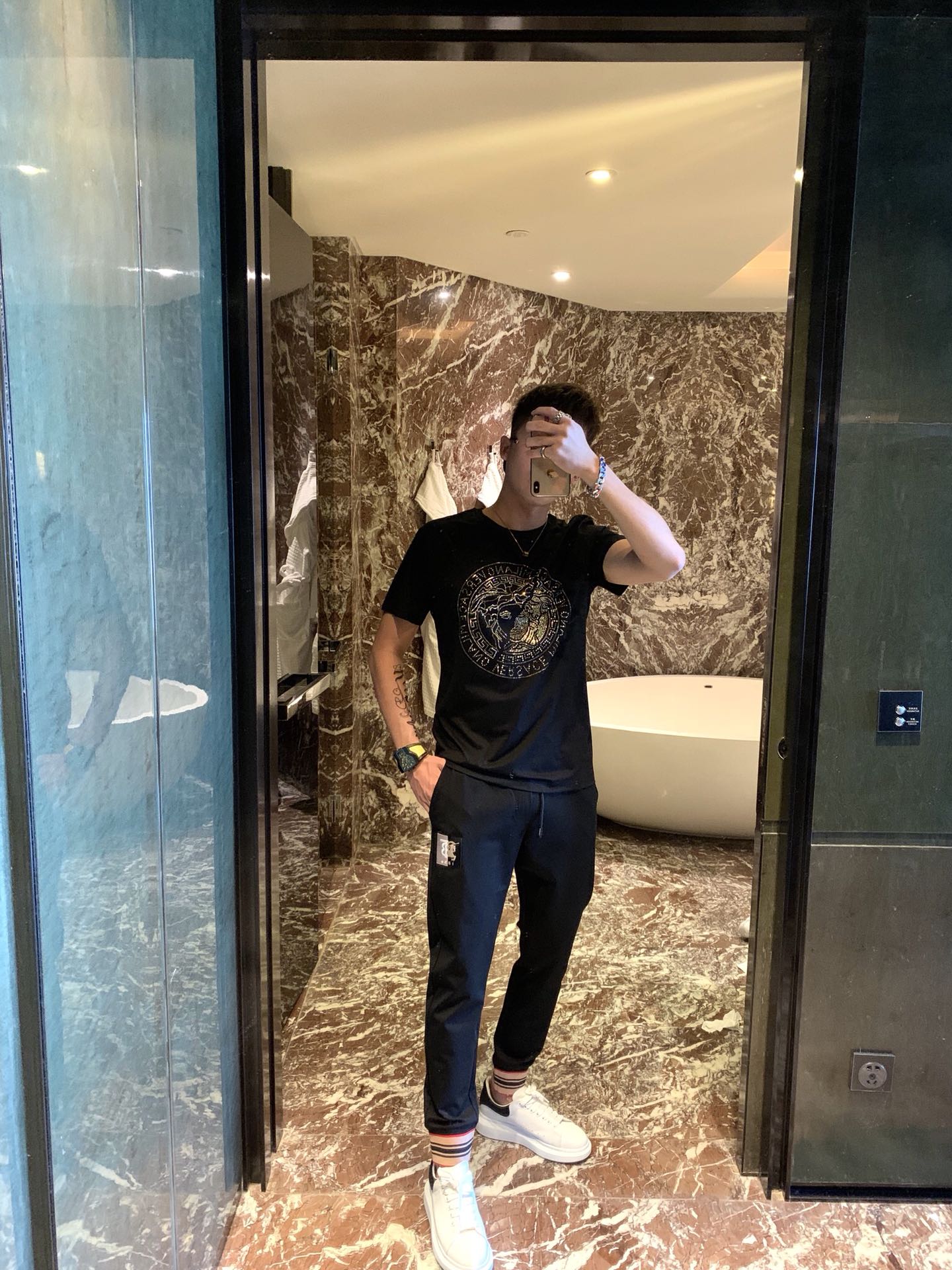 NO:423672,Vers*ce is a new Medusa avatar short-sleeved T-shirt for men and women. This one uses Austrian rhinestones. It has an authentic imported Austrian diamond with an extremely high refractive index. The refractive luminosity is profound. Because of its strong hardness, the luster remains lasting. It is the best among rhinestones. Its shiny and color are simply perfect. Its innate unique texture and charm can be shocked even if you are not a professional. Combined with the super metallic octagonal iron design, it makes it more exquisite and luxurious. Special machine iron diamonds cannot get rid of diamonds. This model is unique and distinctive, exudes a modern and trendy personality charm, and vividly shows the unique and distinctive Vers*ce trendy style!  !  !  Size M-4XL Black White;, versace,T-shirt,tees,t-shirt,alexander wang19860909Vers*ce男女同款新款美杜莎头像短袖T恤,这款采用的是奥地利水钻,渠道正品进口奥钻、折射率极高,折射出的光度有深邃感,因其硬度强,所以光泽保持持久,是水钻中的佼佼者,闪亮跟色泽简直无与伦比的完美、它与生俱来的独特质感魅力哪怕你不是专业人士也能被震慑到,结合金属感超强的八角片烫片设计更显精致奢华、特种机烫钻不掉钻,这款别具一格,鲜明出众散发着摩登新潮的个性魅力、淋漓展现独特鲜明的 Vers*ce 潮流风尚！！！尺码M-4XL 黑色 白色；,,versace,T-shirt,tees，t-shirt,alexander wang,Men's clothing