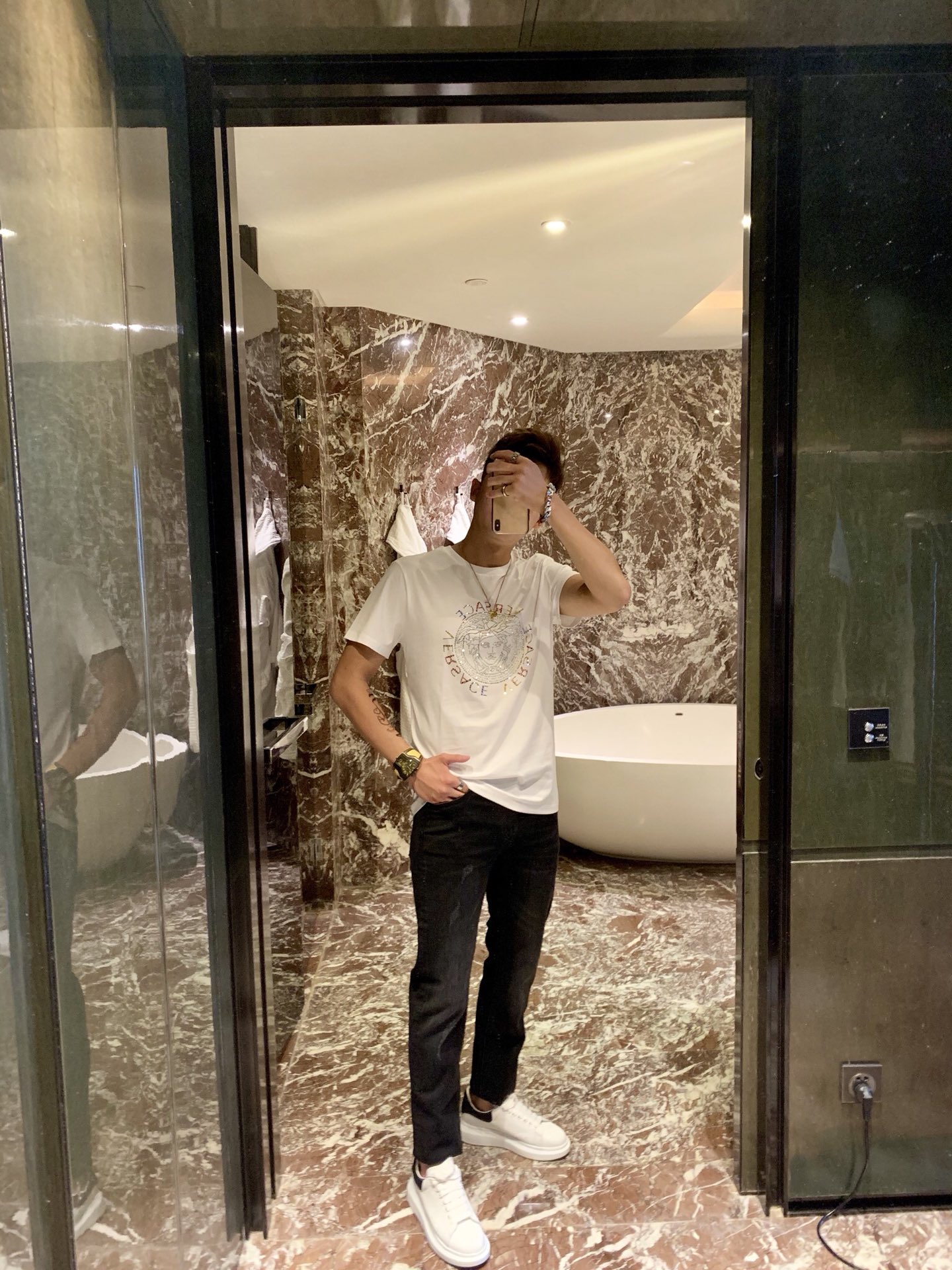 NO:127955,Vers*ce is a new Medusa avatar short-sleeved T-shirt for men and women. This one uses Austrian rhinestones. It has an authentic imported Austrian diamond with an extremely high refractive index. The refractive luminosity is profound. Because of its strong hardness, the luster remains lasting. It is the best among rhinestones. Its shiny and color are simply perfect. Its innate unique texture and charm can be shocked even if you are not a professional. Combined with the super metallic octagonal iron design, it makes it more exquisite and luxurious. Special machine iron diamonds cannot get rid of diamonds. This model is unique and distinctive, exudes a modern and trendy personality charm, and vividly shows the unique and distinctive Vers*ce trendy style!  !  !  Size M-4XL Black White;, versace,T-shirt,tees,t-shirt,alexander wang19860909Vers*ce男女同款新款美杜莎头像短袖T恤,这款采用的是奥地利水钻,渠道正品进口奥钻、折射率极高,折射出的光度有深邃感,因其硬度强,所以光泽保持持久,是水钻中的佼佼者,闪亮跟色泽简直无与伦比的完美、它与生俱来的独特质感魅力哪怕你不是专业人士也能被震慑到,结合金属感超强的八角片烫片设计更显精致奢华、特种机烫钻不掉钻,这款别具一格,鲜明出众散发着摩登新潮的个性魅力、淋漓展现独特鲜明的 Vers*ce 潮流风尚！！！尺码M-4XL 黑色 白色；,,versace,T-shirt,tees，t-shirt,alexander wang,Men's clothing