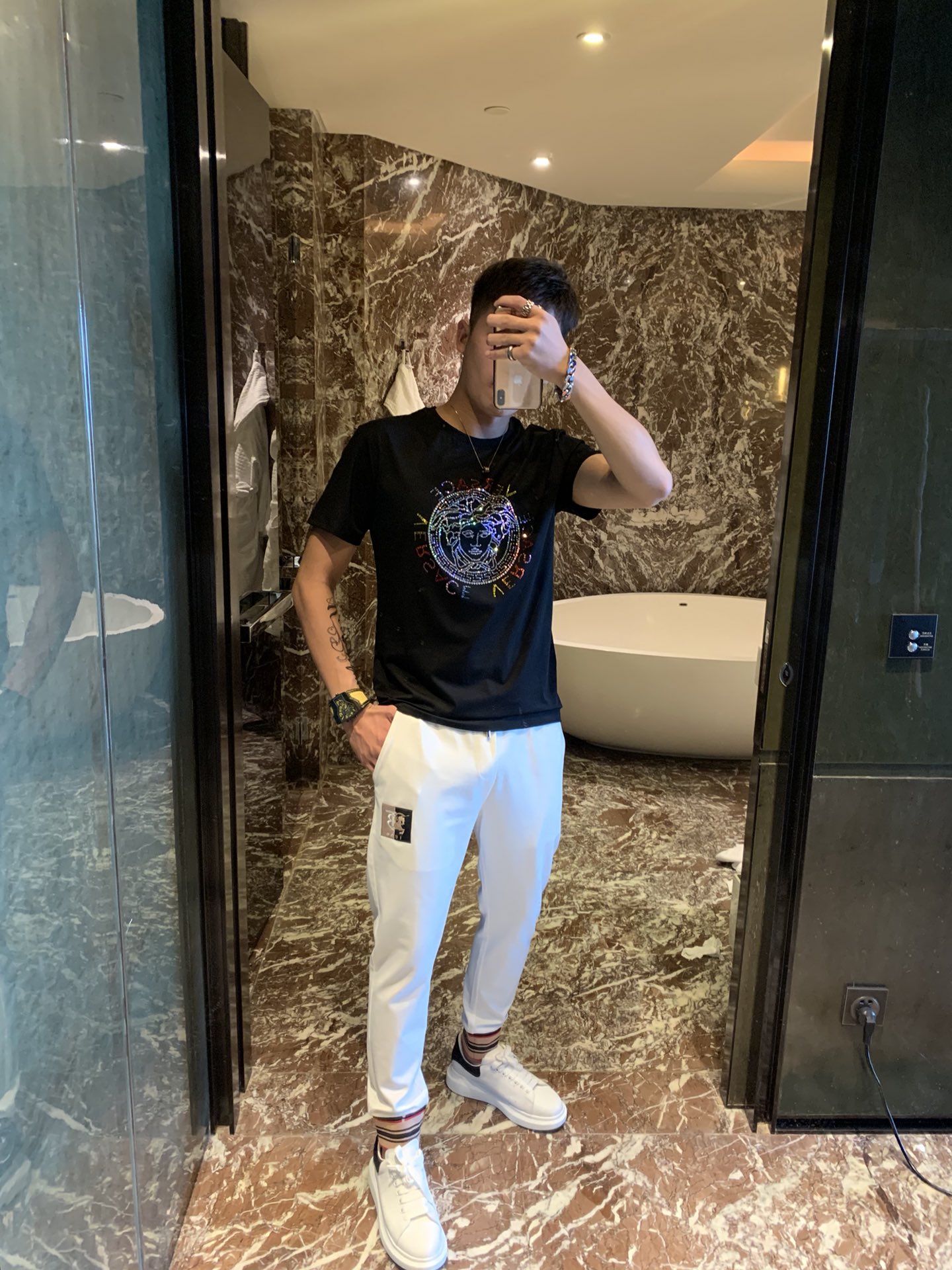 NO:150335,Vers*ce is a new Medusa avatar short-sleeved T-shirt for men and women. This one uses Austrian rhinestones. It has an authentic imported Austrian diamond with an extremely high refractive index. The refractive luminosity is profound. Because of its strong hardness, the luster remains lasting. It is the best among rhinestones. Its shiny and color are simply perfect. Its innate unique texture and charm can be shocked even if you are not a professional. Combined with the super metallic octagonal iron design, it makes it more exquisite and luxurious. Special machine iron diamonds cannot get rid of diamonds. This model is unique and distinctive, exudes a modern and trendy personality charm, and vividly shows the unique and distinctive Vers*ce trendy style!  !  !  Size M-4XL Black White;, versace,T-shirt,tees,t-shirt,alexander wang19860909Vers*ce男女同款新款美杜莎头像短袖T恤,这款采用的是奥地利水钻,渠道正品进口奥钻、折射率极高,折射出的光度有深邃感,因其硬度强,所以光泽保持持久,是水钻中的佼佼者,闪亮跟色泽简直无与伦比的完美、它与生俱来的独特质感魅力哪怕你不是专业人士也能被震慑到,结合金属感超强的八角片烫片设计更显精致奢华、特种机烫钻不掉钻,这款别具一格,鲜明出众散发着摩登新潮的个性魅力、淋漓展现独特鲜明的 Vers*ce 潮流风尚！！！尺码M-4XL 黑色 白色；,,versace,T-shirt,tees，t-shirt,alexander wang,Men's clothing