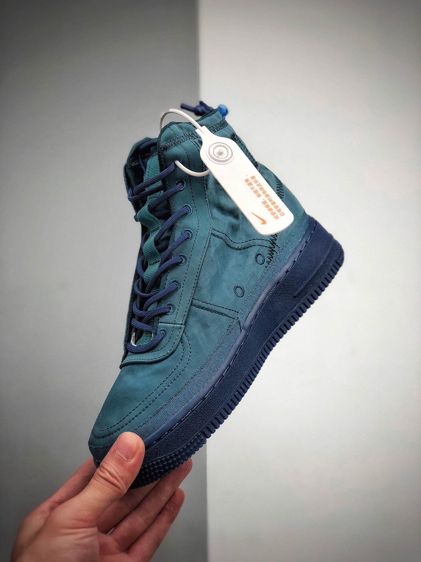 250  Nike Air Force 1 Shell WMNS 是专为女生打造的帅气空军机能新品鞋
