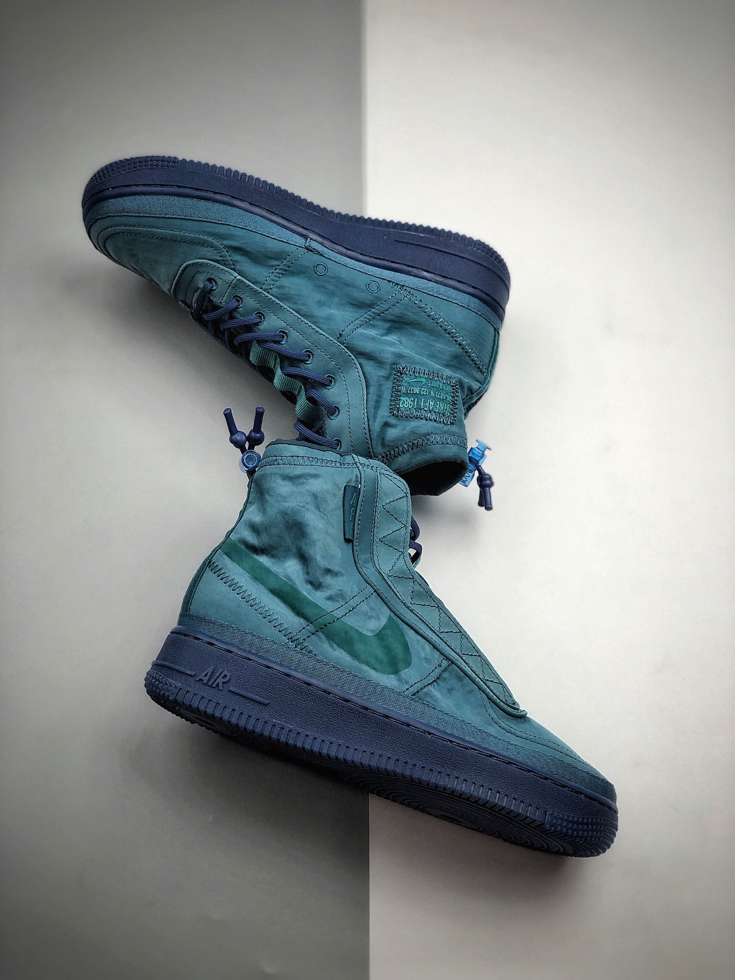 250  Nike Air Force 1 Shell WMNS 是专为女生打造的帅气空军机能新品鞋
