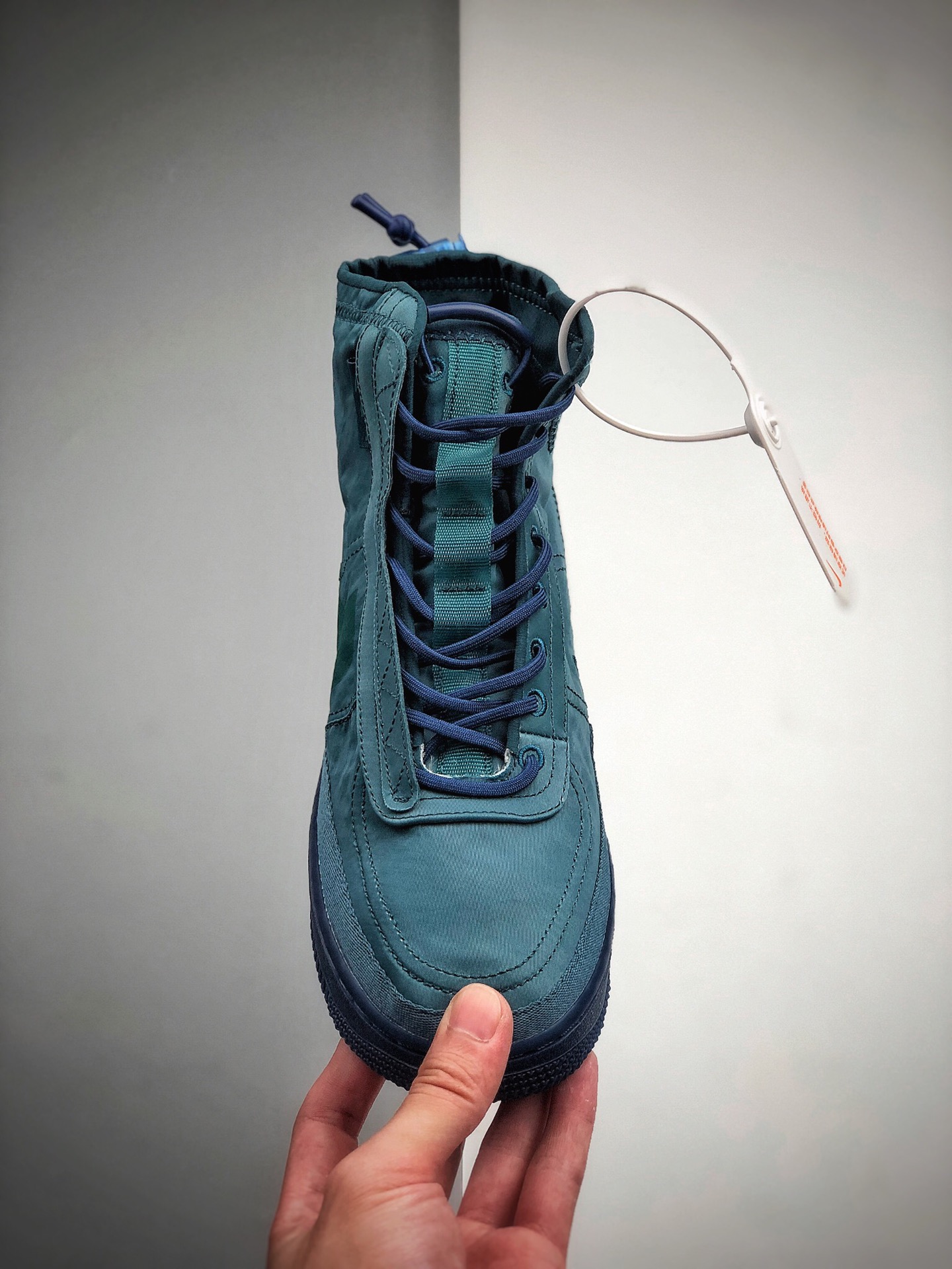 250  Nike Air Force 1 Shell WMNS 是专为女生打造的帅气空军机能新品鞋