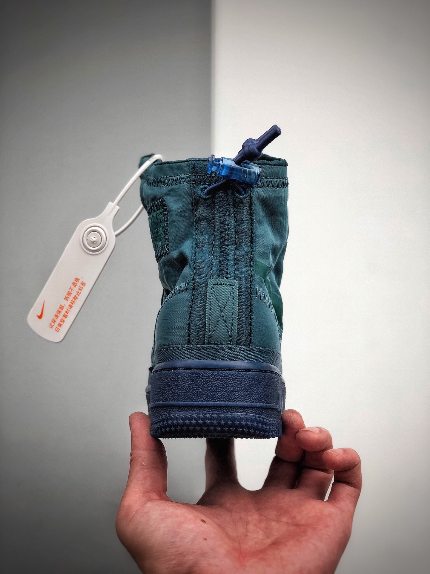 250  Nike Air Force 1 Shell WMNS 是专为女生打造的帅气空军机能新品鞋