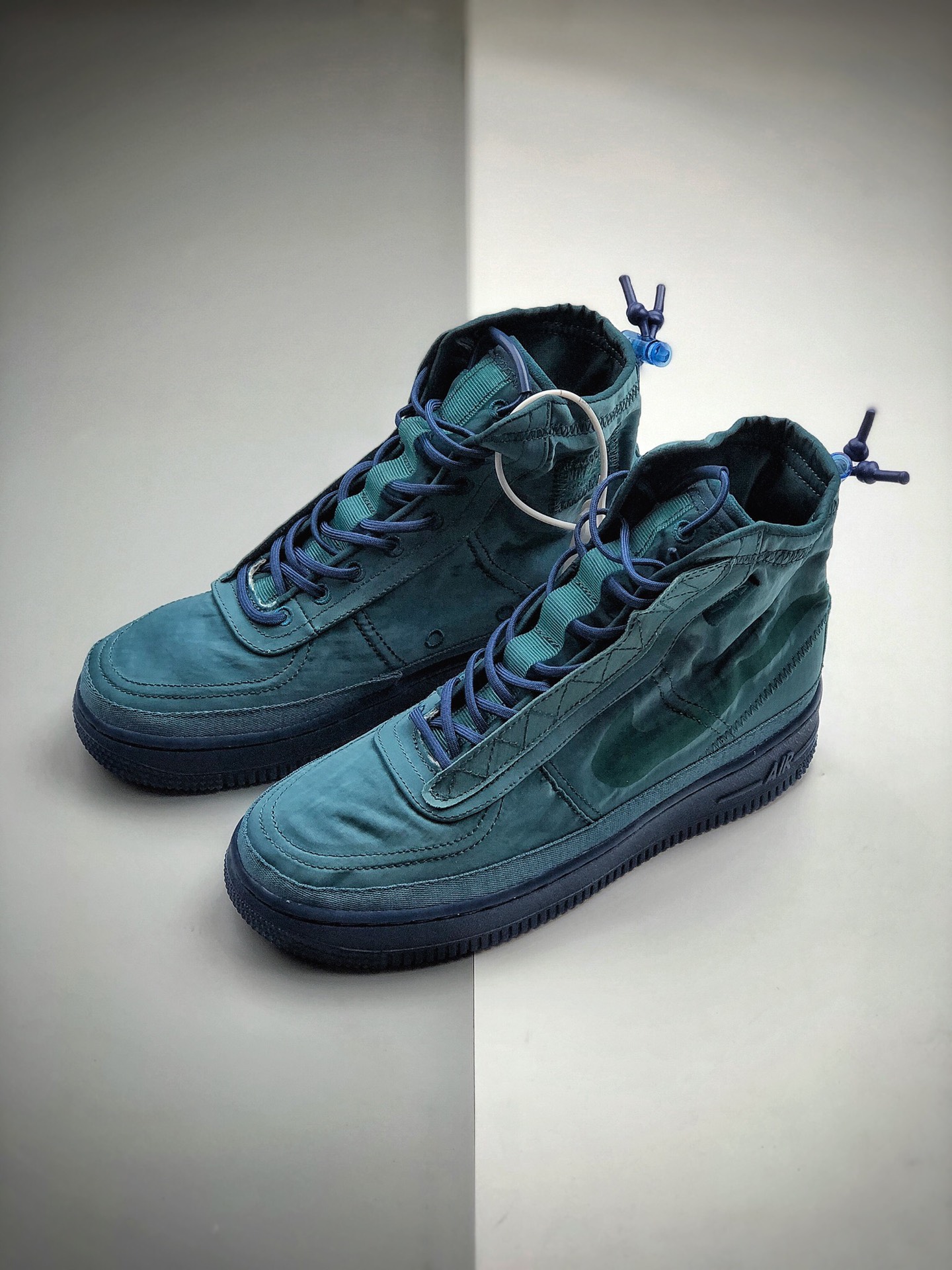 250  Nike Air Force 1 Shell WMNS 是专为女生打造的帅气空军机能新品鞋