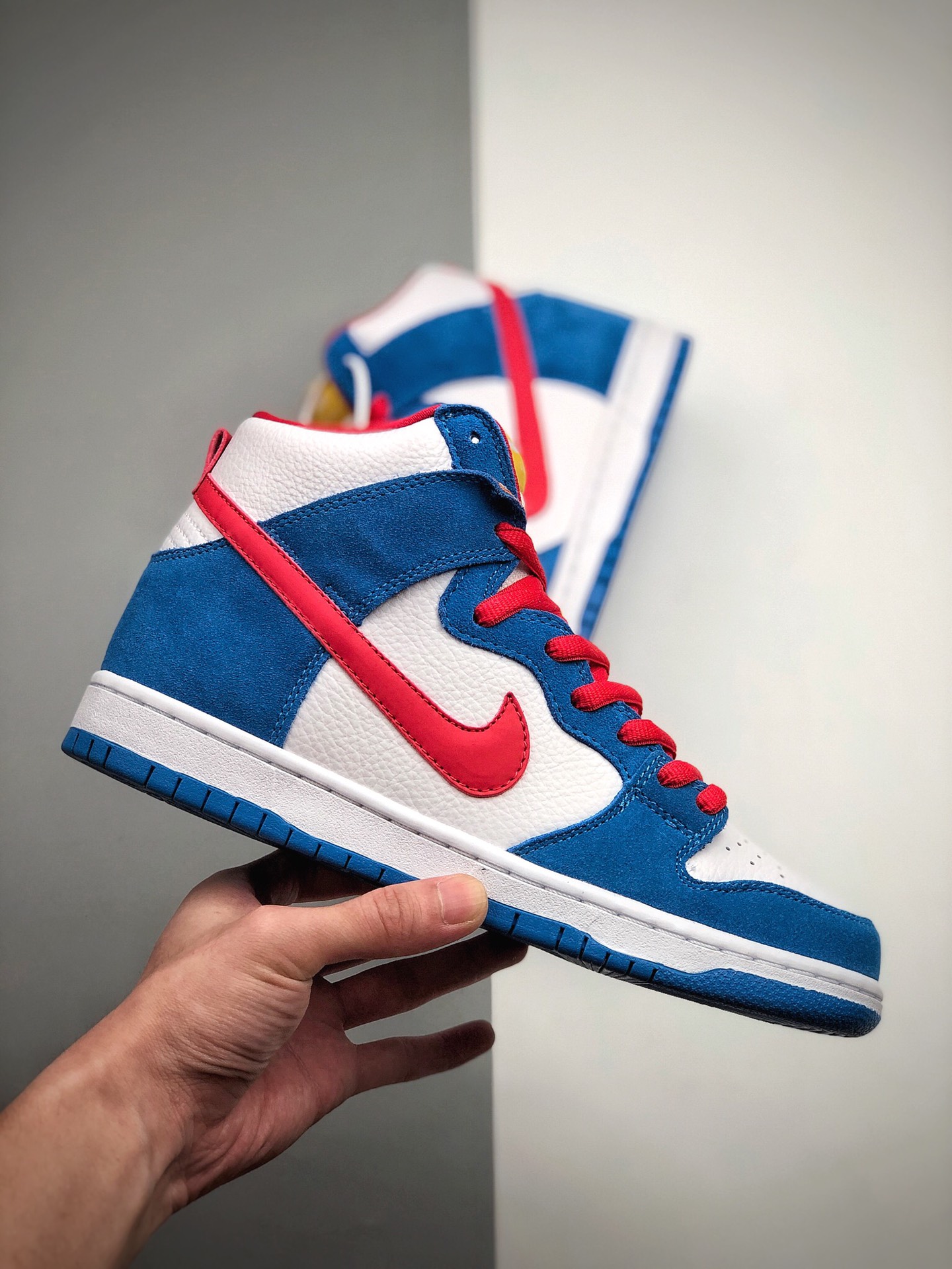 370 NK SB Dunk High “Doraemon” 机器猫主题配色选用了SB Dunk High的高帮鞋型CI2692-400