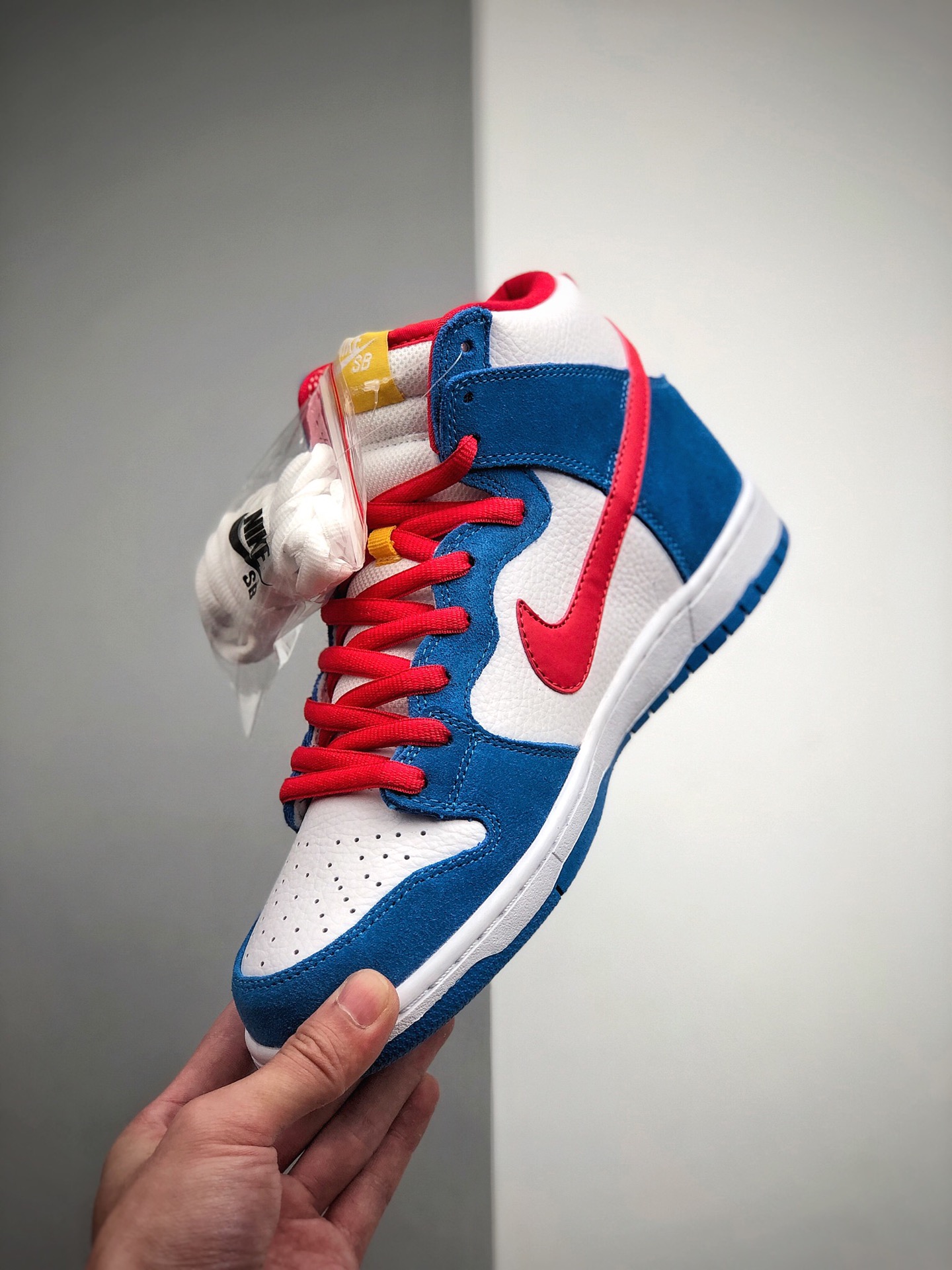 370 NK SB Dunk High “Doraemon” 机器猫主题配色选用了SB Dunk High的高帮鞋型CI2692-400