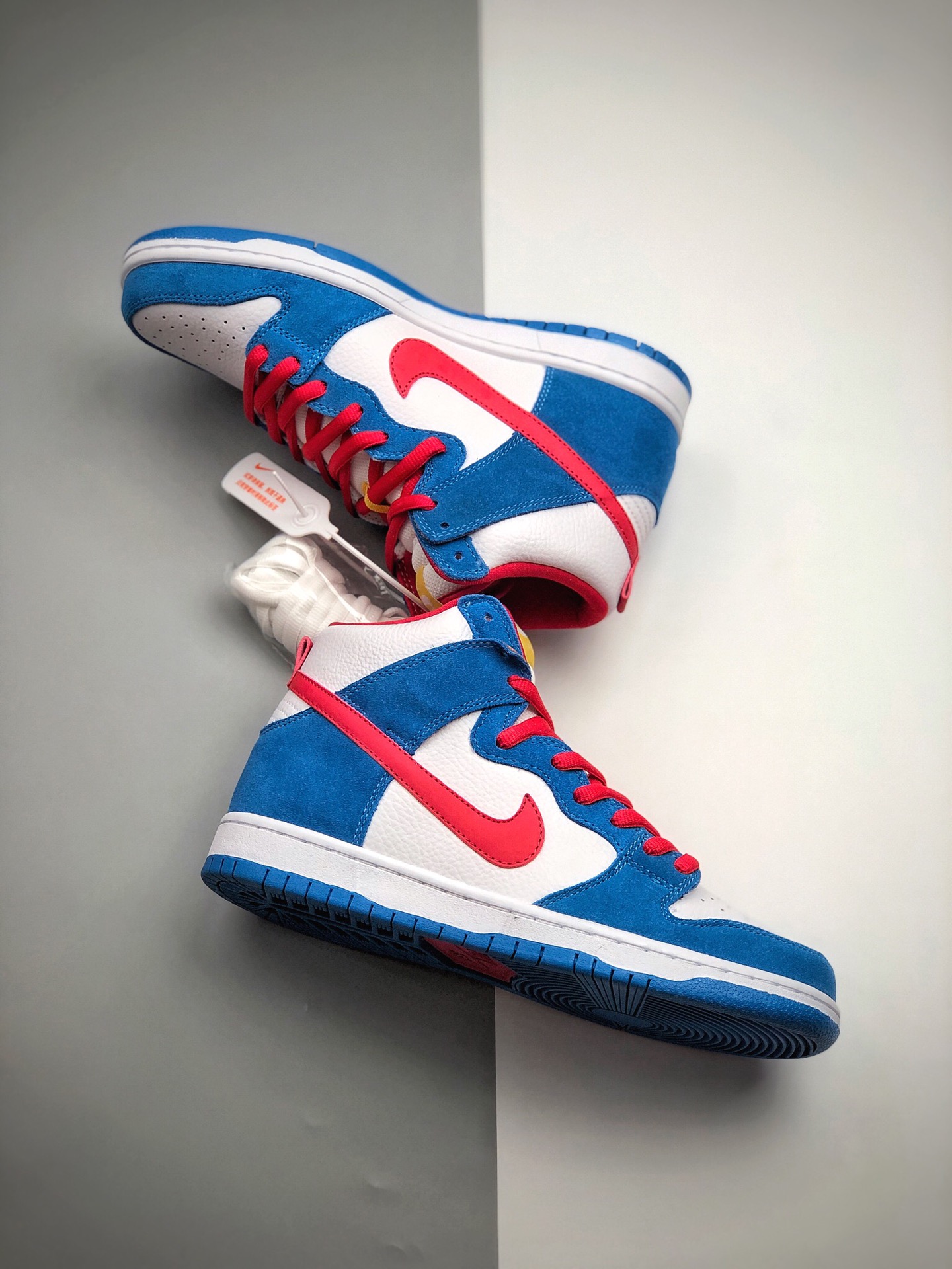 370 NK SB Dunk High “Doraemon” 机器猫主题配色选用了SB Dunk High的高帮鞋型CI2692-400