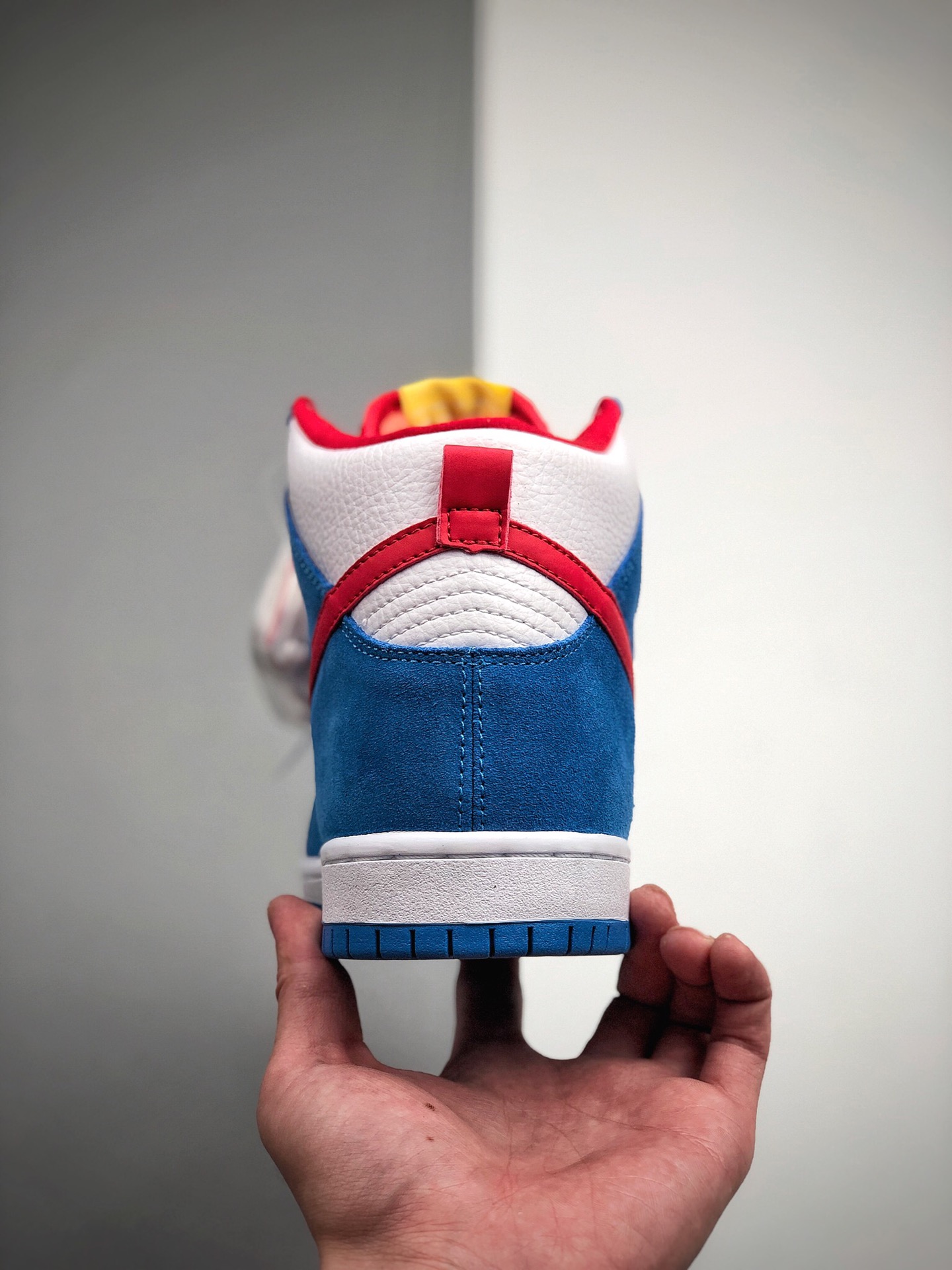 370 NK SB Dunk High “Doraemon” 机器猫主题配色选用了SB Dunk High的高帮鞋型CI2692-400