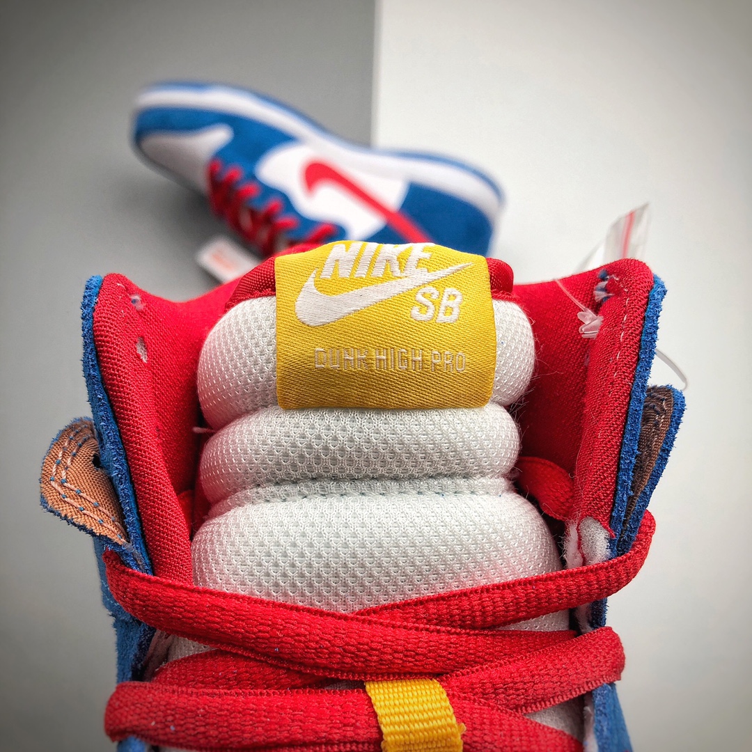 370 NK SB Dunk High “Doraemon” 机器猫主题配色选用了SB Dunk High的高帮鞋型CI2692-400