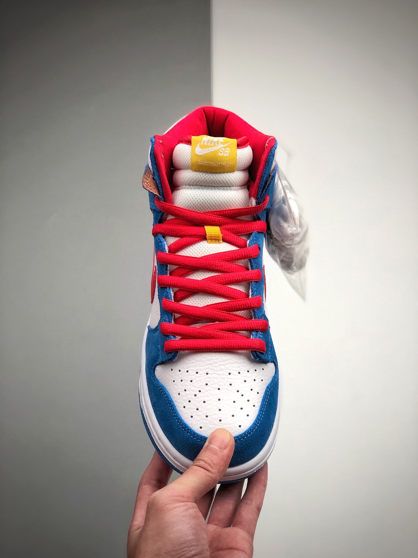 370 NK SB Dunk High “Doraemon” 机器猫主题配色选用了SB Dunk High的高帮鞋型CI2692-400