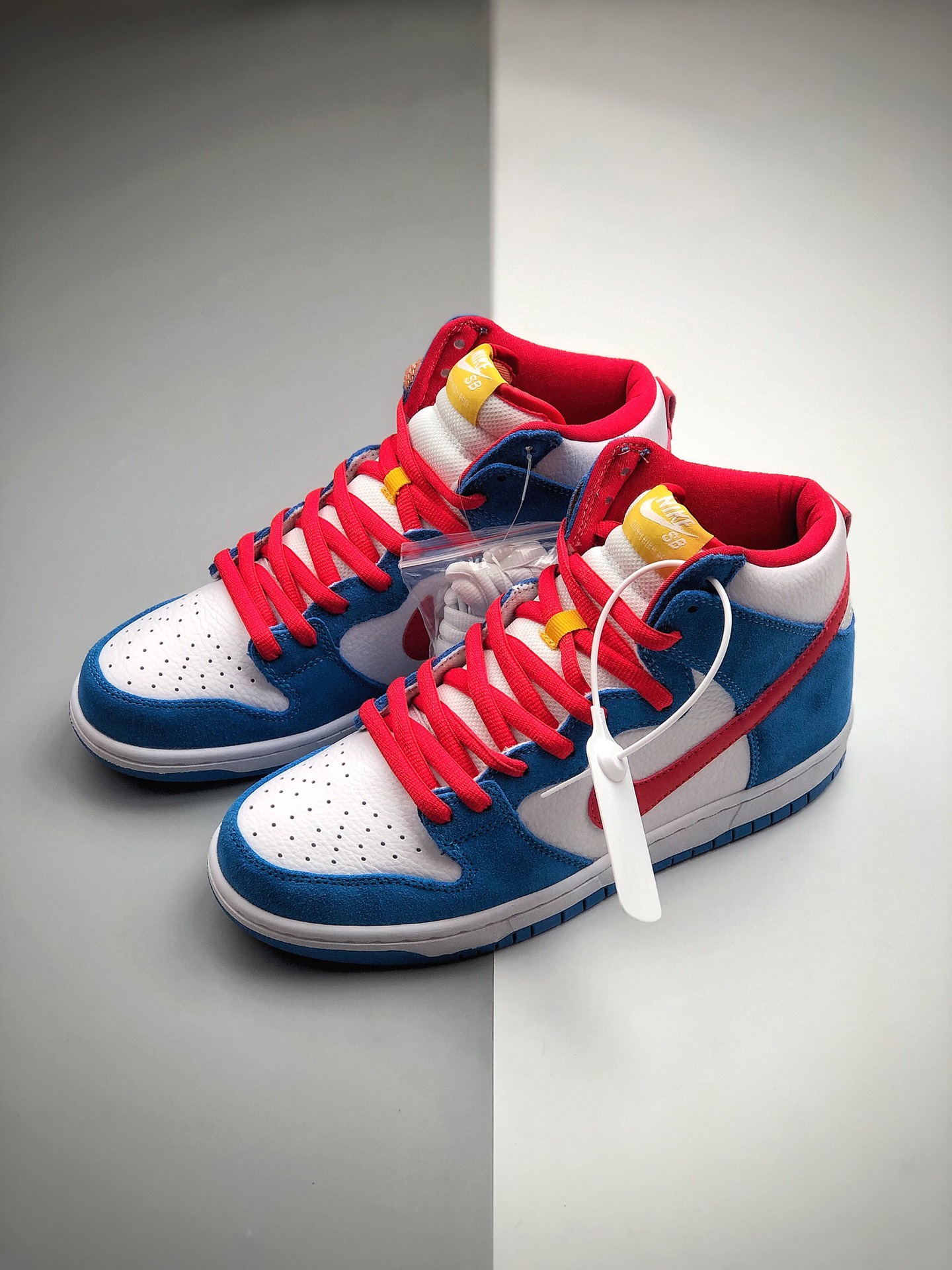 370 NK SB Dunk High “Doraemon” 机器猫主题配色选用了SB Dunk High的高帮鞋型CI2692-400