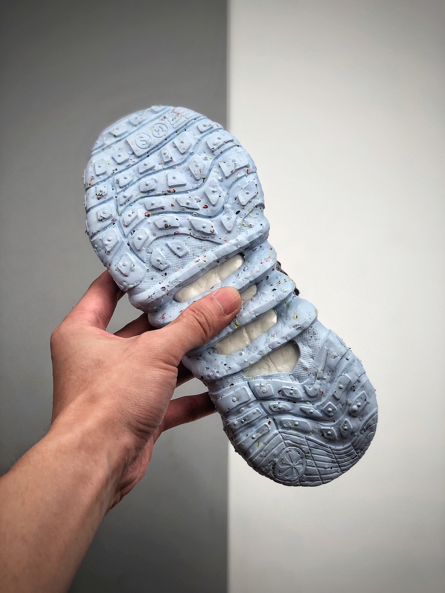 200  Nike Space Hippie 01”Vast Grey Hyper”太空嬉皮士01系列慢跑鞋 货号：CQ3986-001
