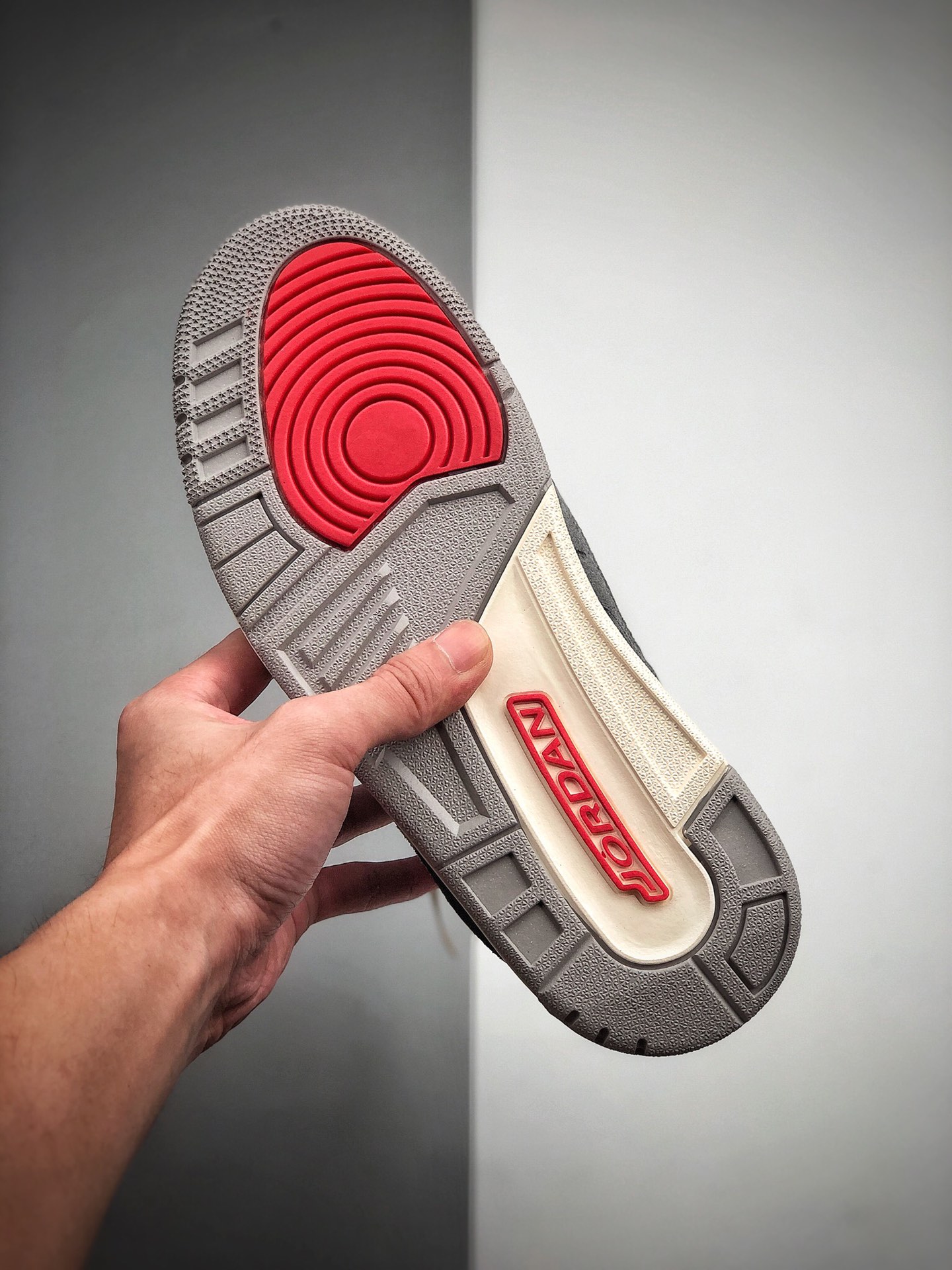 460  Air Jordan 3 “KAWS” 绝对是一双眼球收割机