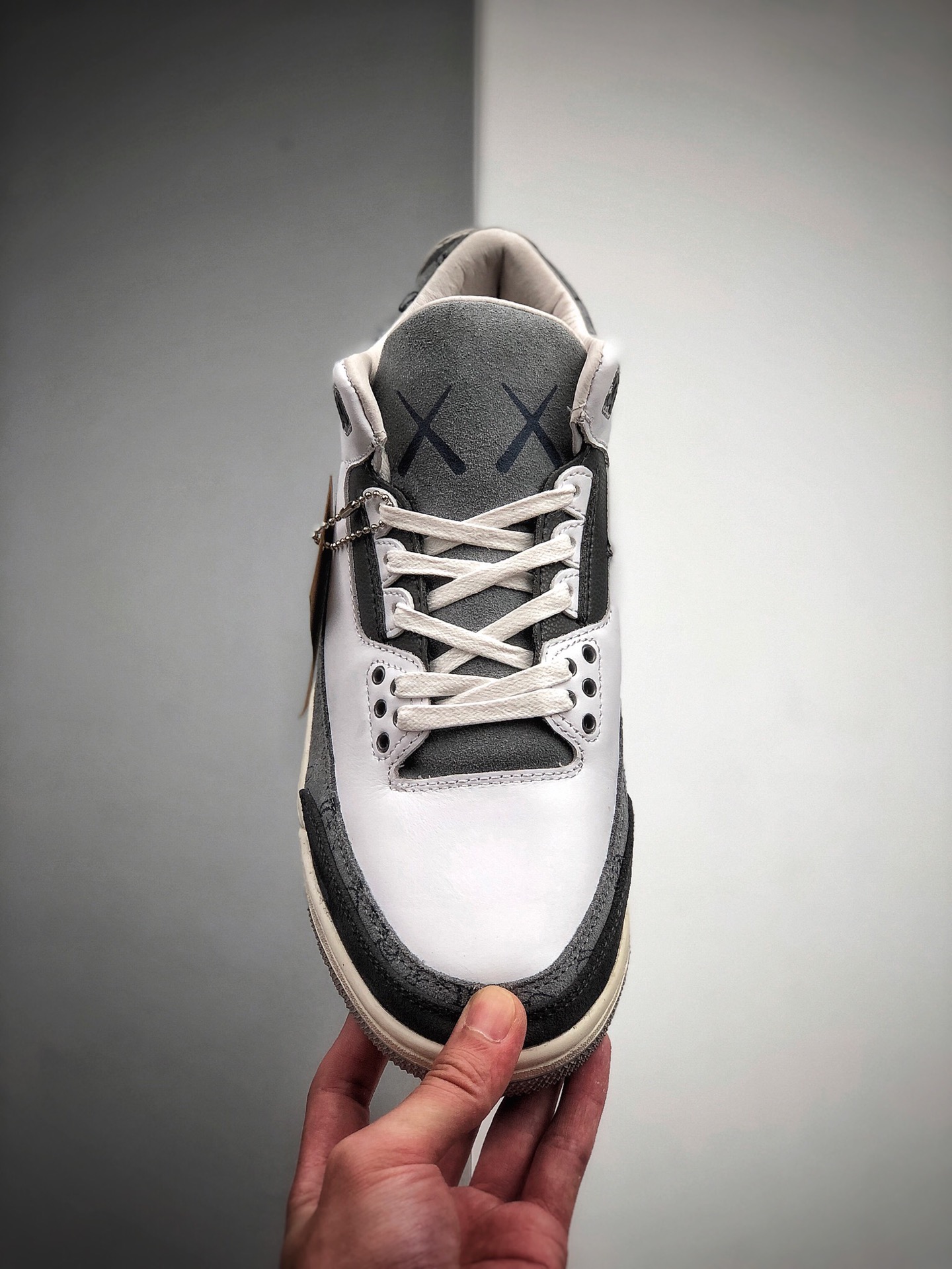 460  Air Jordan 3 “KAWS” 绝对是一双眼球收割机
