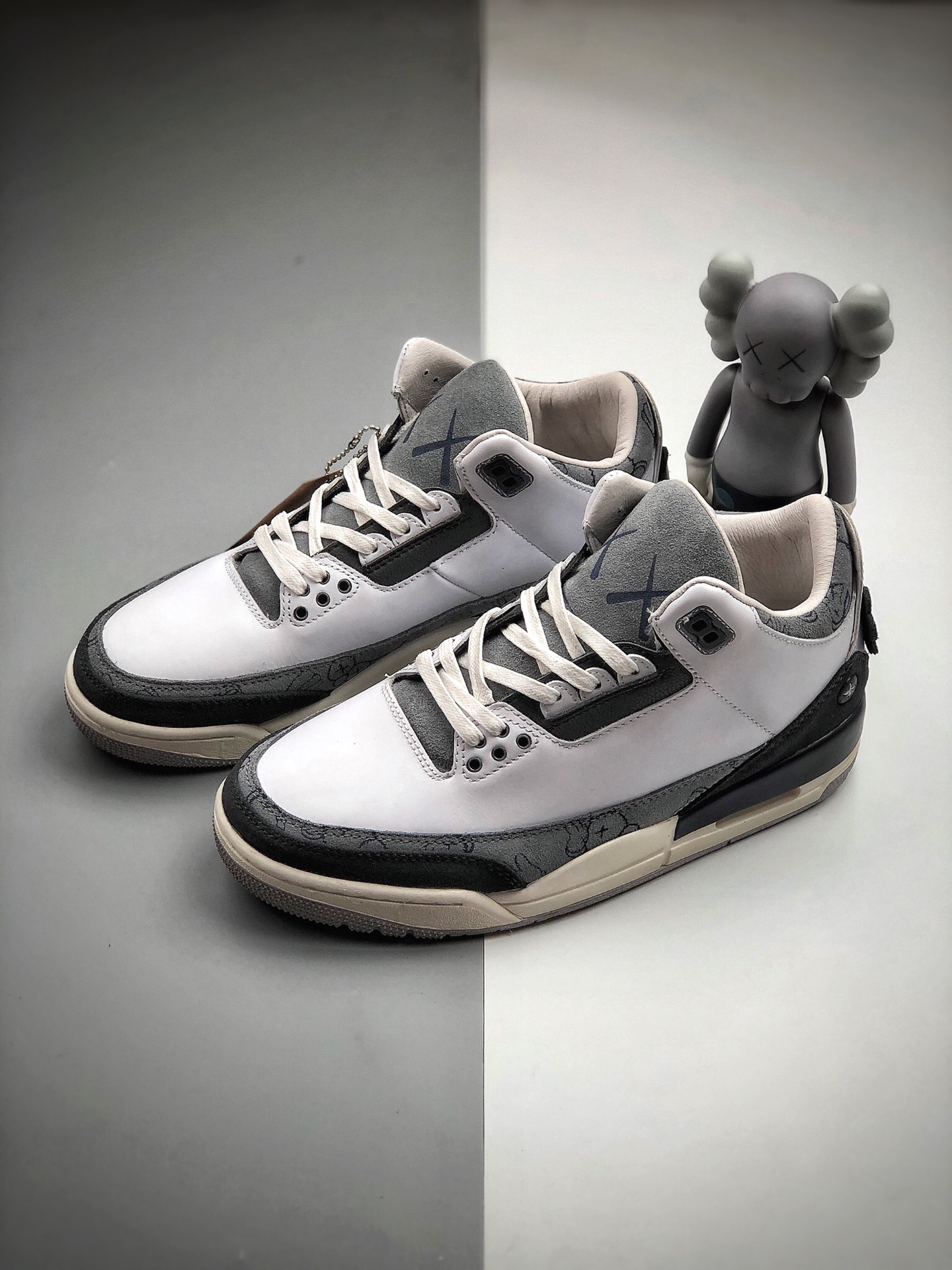 460  Air Jordan 3 “KAWS” 绝对是一双眼球收割机