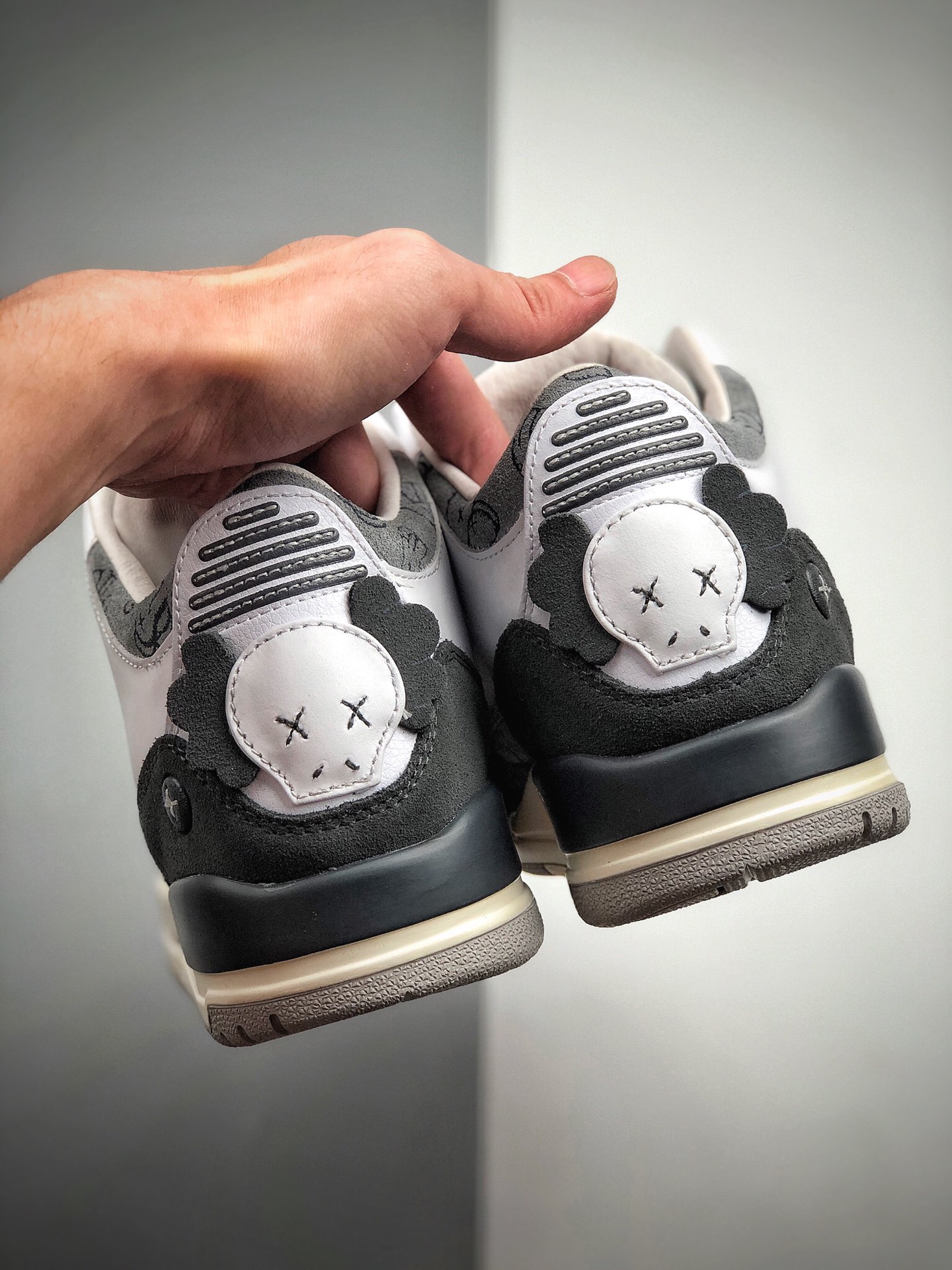 460  Air Jordan 3 “KAWS” 绝对是一双眼球收割机