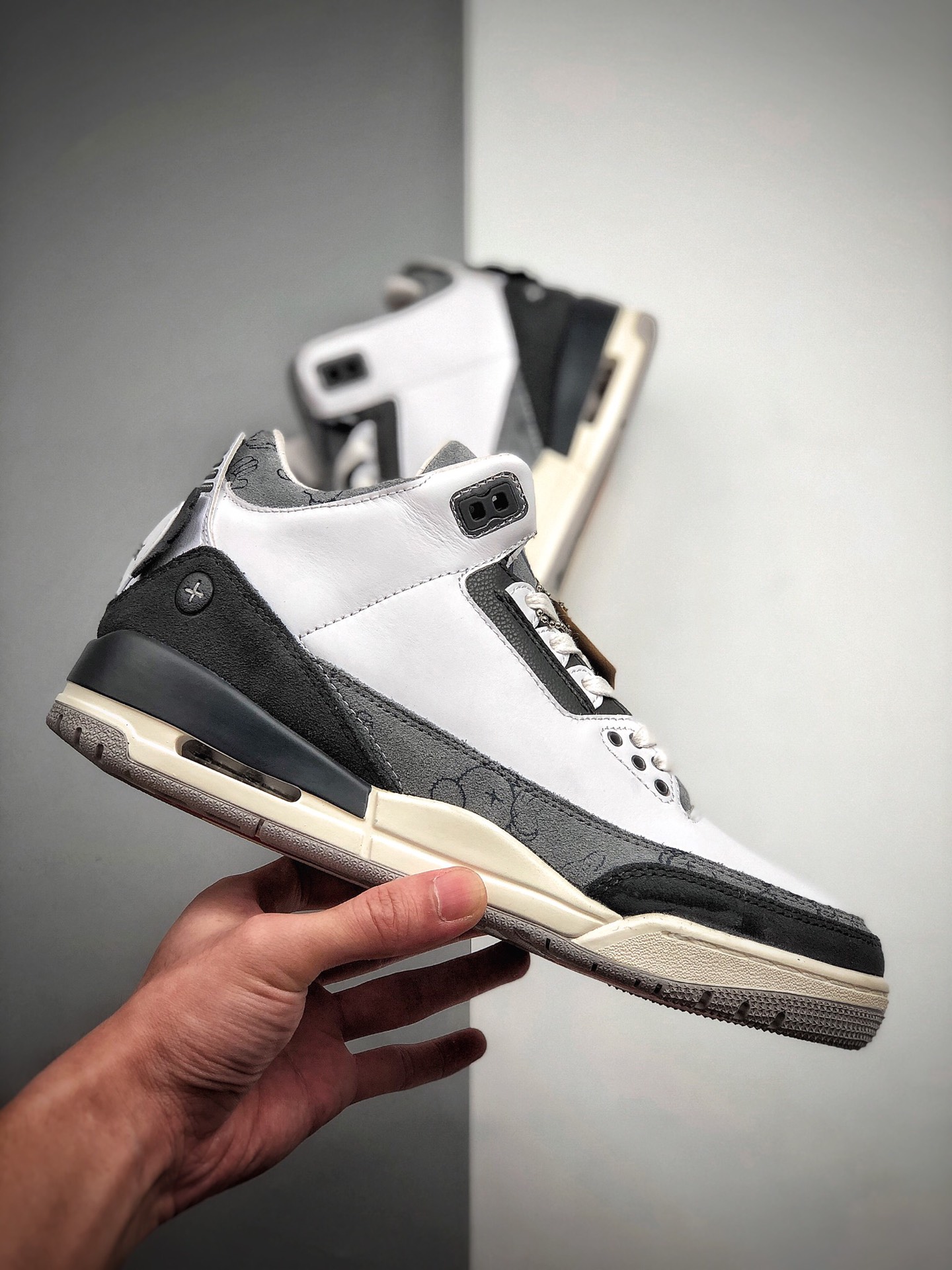 460  Air Jordan 3 “KAWS” 绝对是一双眼球收割机