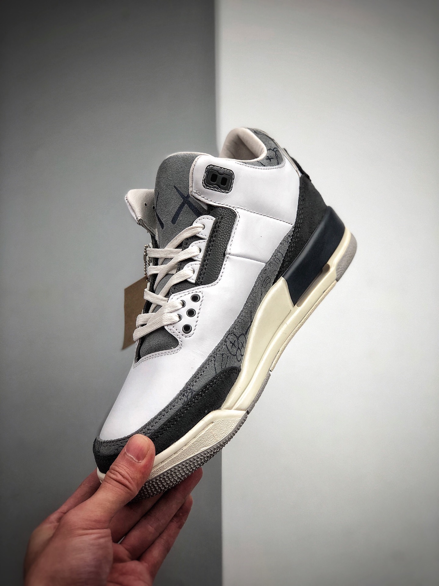 460  Air Jordan 3 “KAWS” 绝对是一双眼球收割机