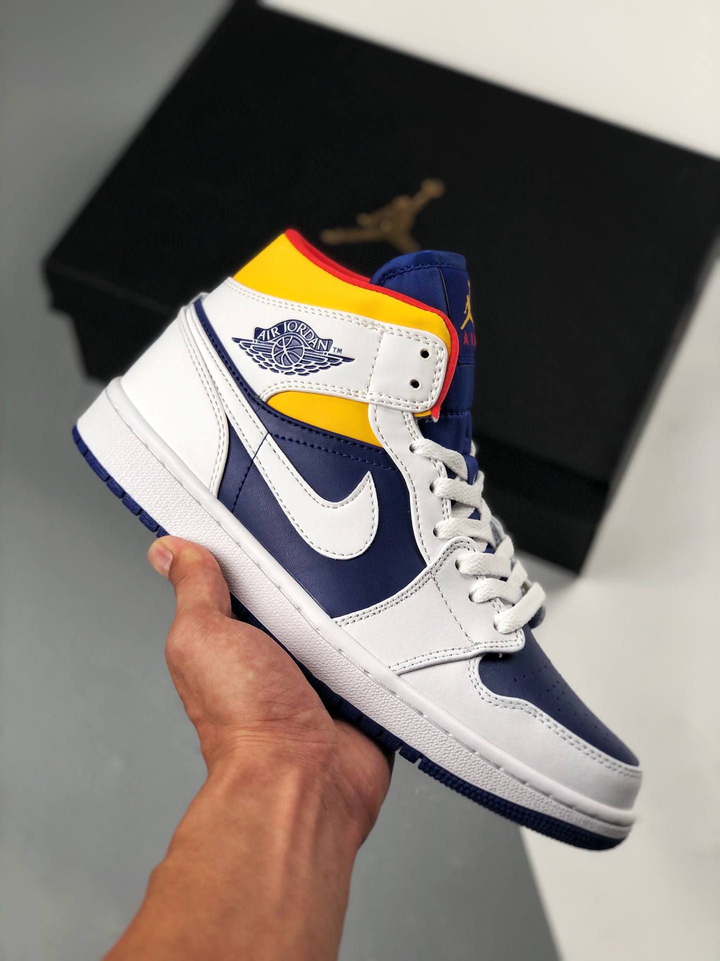 Air Jordan 1 Mid blanco/azul/amarillo AJ1乔1 mid top casual skate shoes color oficial sincronizado, único en el mercado …