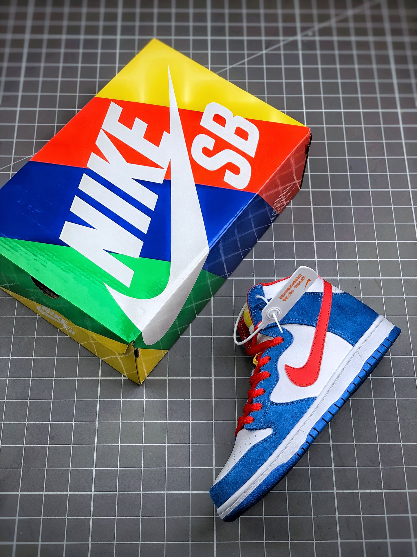 360 NK SB Dunk High “Doraemon” 机器猫主题配色选用了SB Dunk High的高帮鞋型CI2692-400