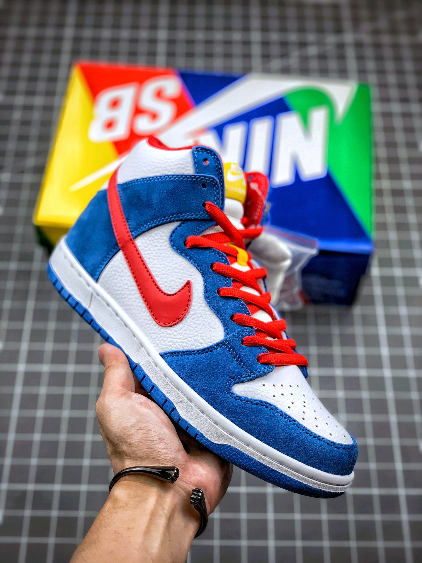 360 NK SB Dunk High “Doraemon” 机器猫主题配色选用了SB Dunk High的高帮鞋型CI2692-400