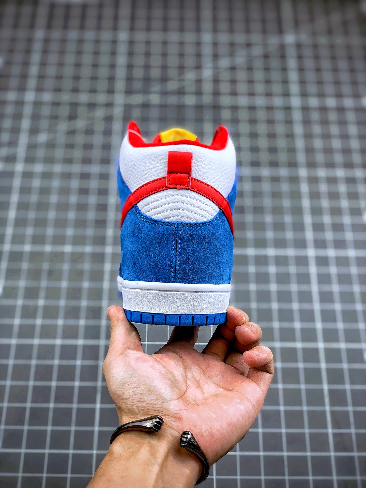 360 NK SB Dunk High “Doraemon” 机器猫主题配色选用了SB Dunk High的高帮鞋型CI2692-400