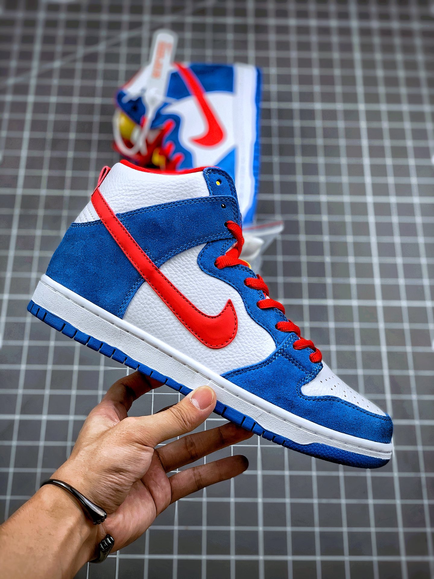 360 NK SB Dunk High “Doraemon” 机器猫主题配色选用了SB Dunk High的高帮鞋型CI2692-400
