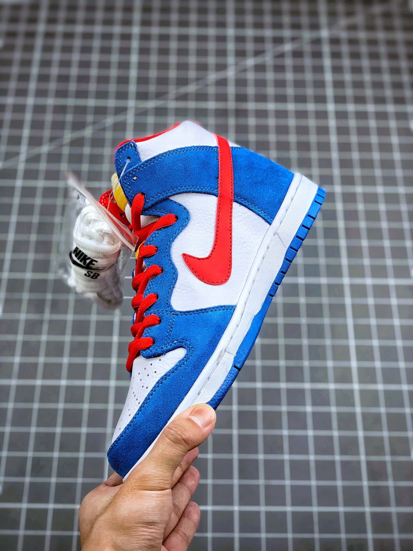 360 NK SB Dunk High “Doraemon” 机器猫主题配色选用了SB Dunk High的高帮鞋型CI2692-400