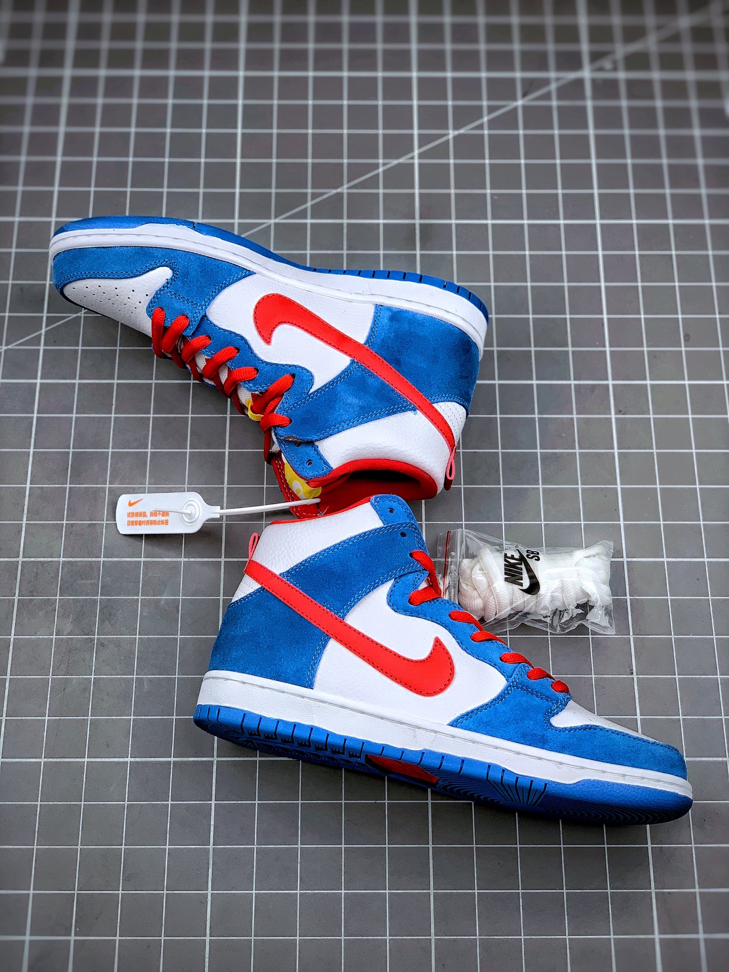 360 NK SB Dunk High “Doraemon” 机器猫主题配色选用了SB Dunk High的高帮鞋型CI2692-400