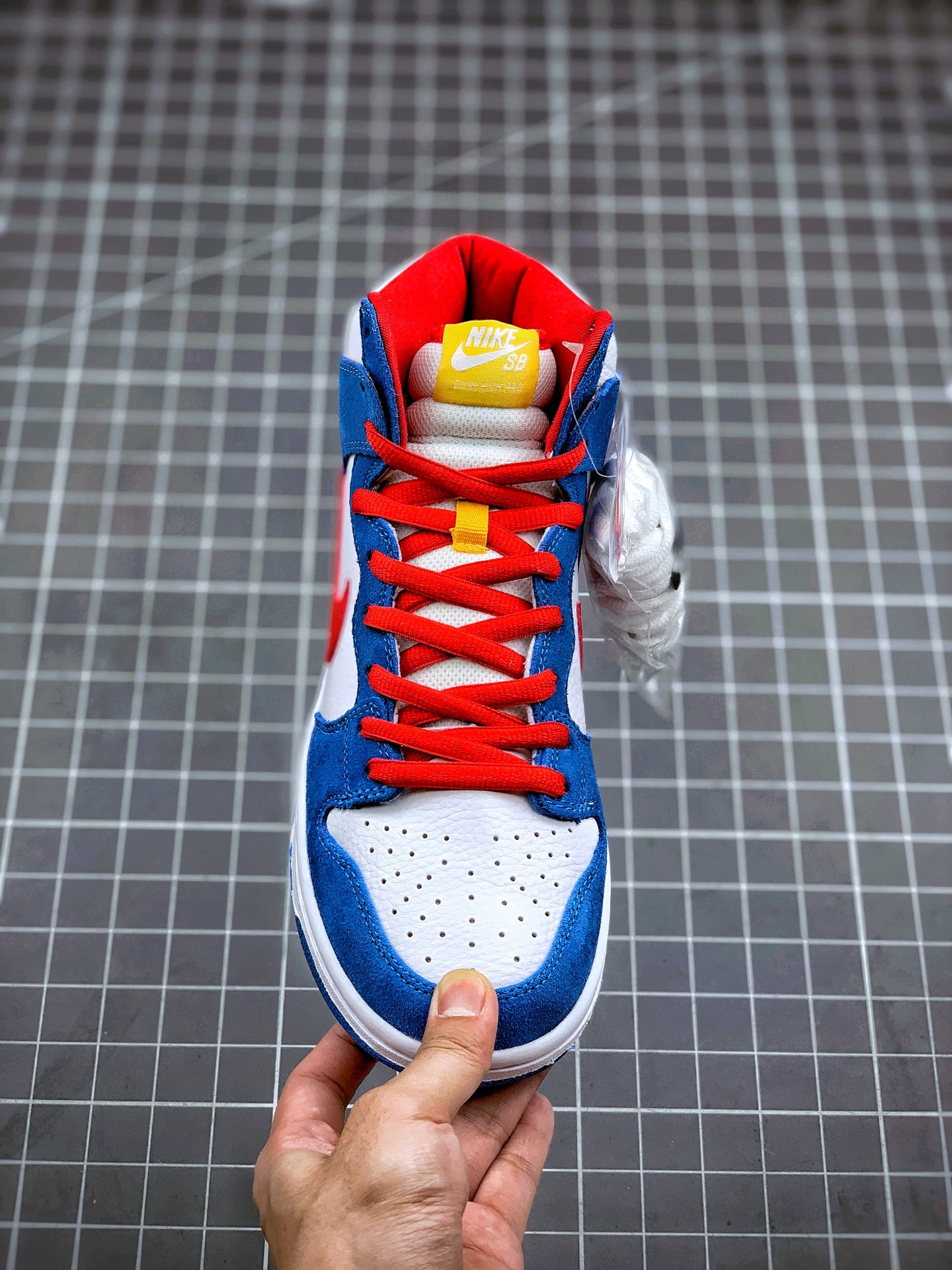 360 NK SB Dunk High “Doraemon” 机器猫主题配色选用了SB Dunk High的高帮鞋型CI2692-400