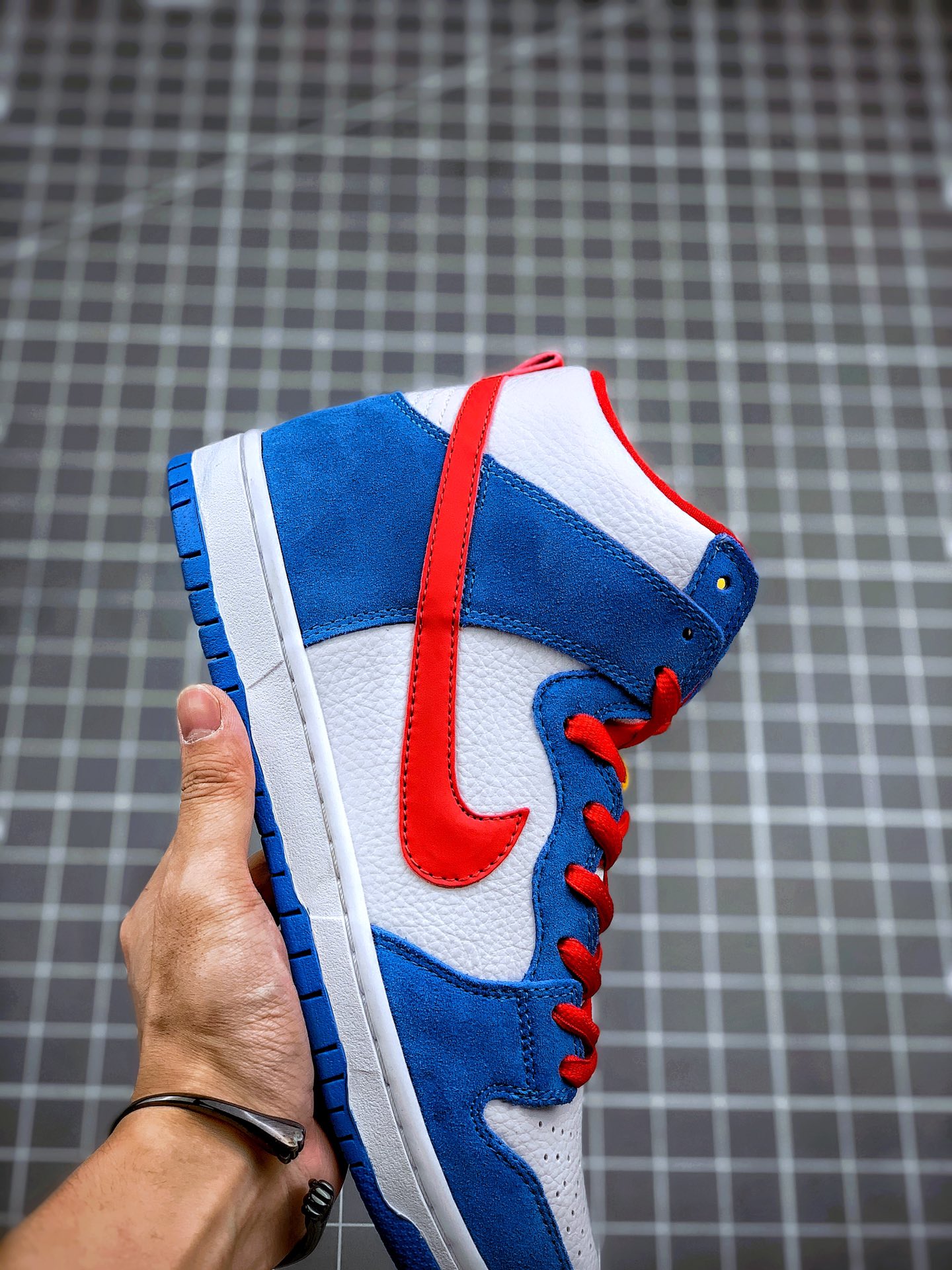 360 NK SB Dunk High “Doraemon” 机器猫主题配色选用了SB Dunk High的高帮鞋型CI2692-400