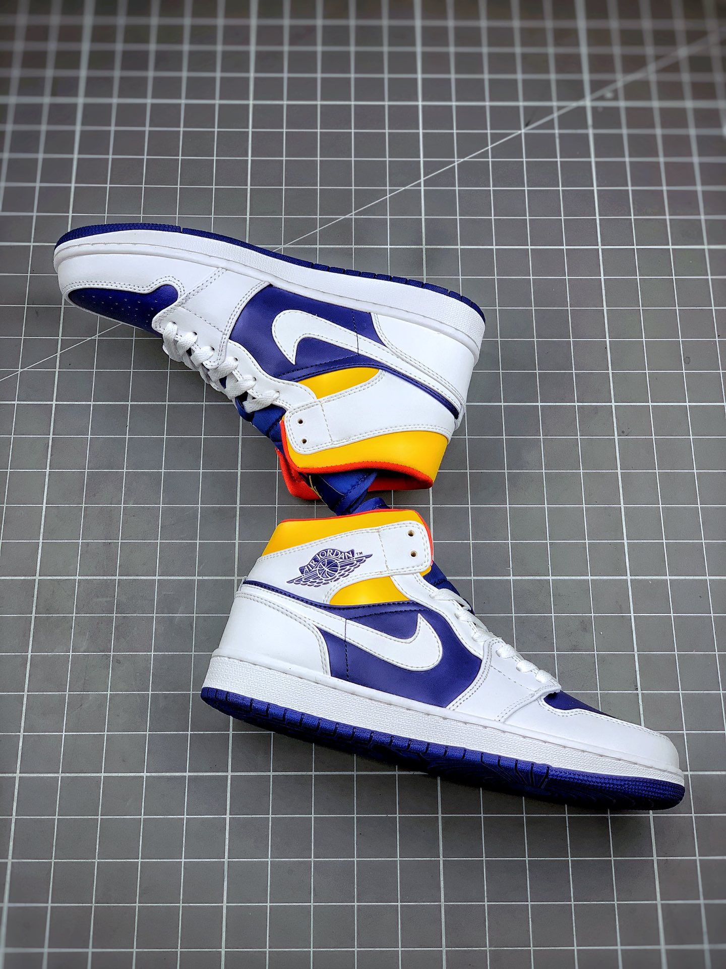 250  Air Jordan 1 Mid 白蓝黄 AJ1乔1中邦休闲板鞋 554724-131