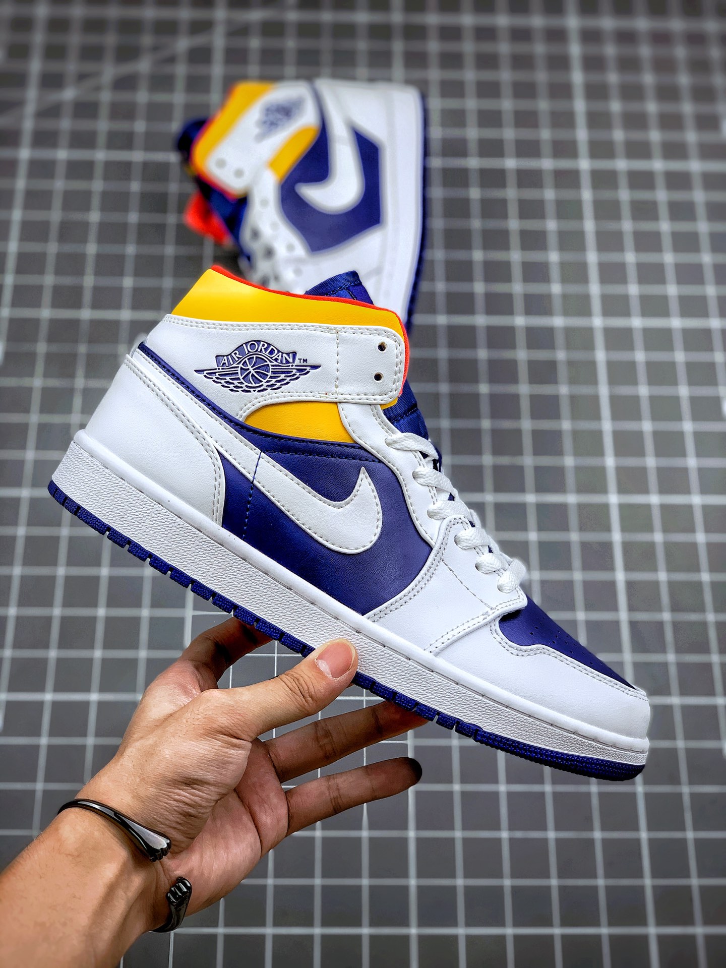 250  Air Jordan 1 Mid 白蓝黄 AJ1乔1中邦休闲板鞋 554724-131